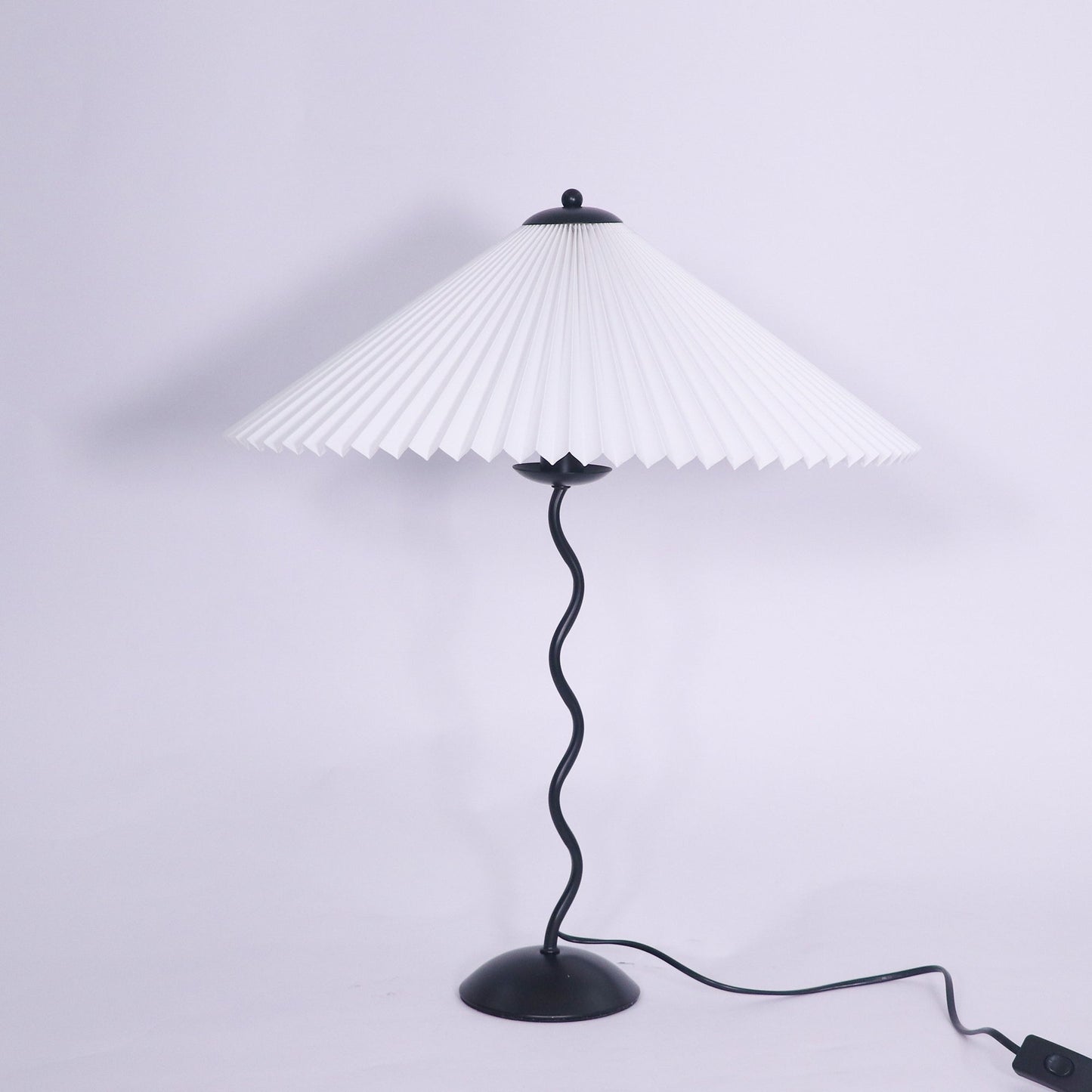 Tischlampe mit Plissiertem Stoffschirm