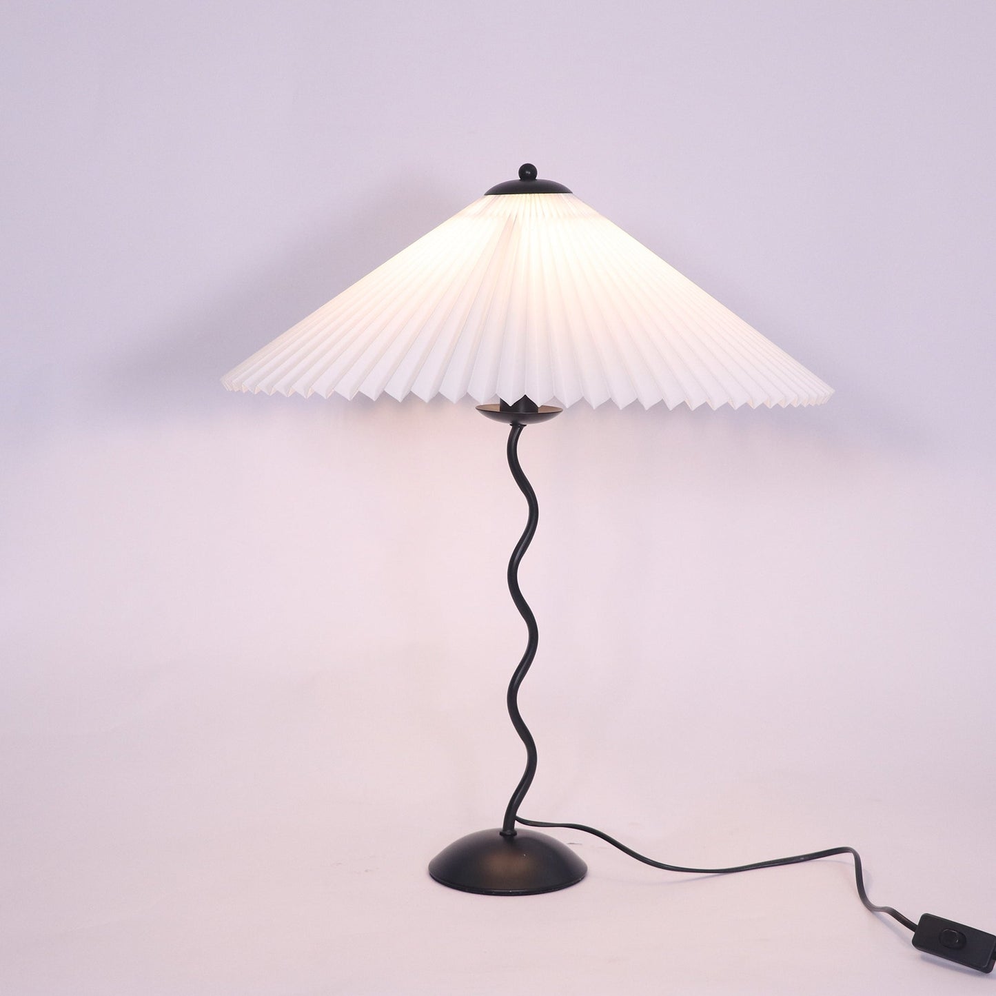 Tischlampe mit Plissiertem Stoffschirm