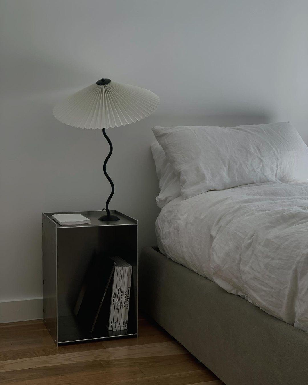 Tischlampe mit Plissiertem Stoffschirm