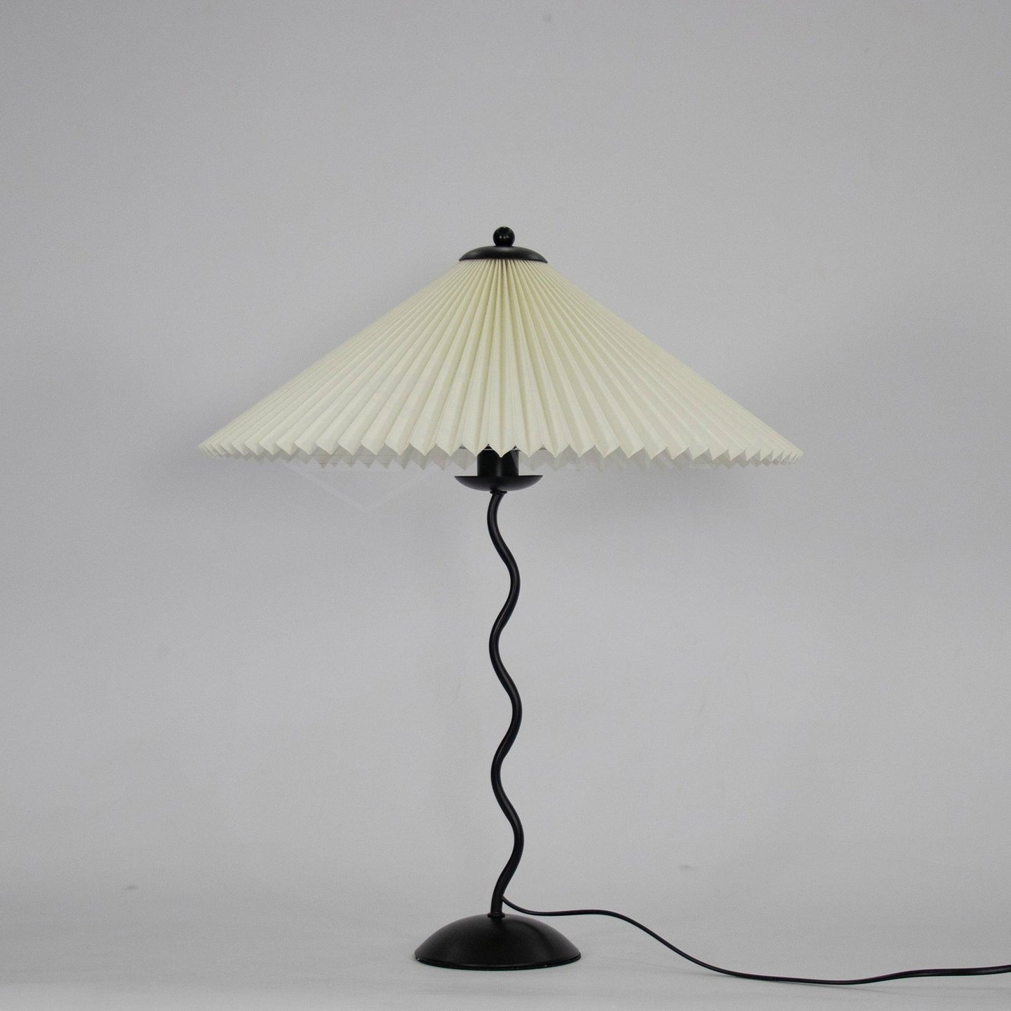 Tischlampe mit Plissiertem Stoffschirm