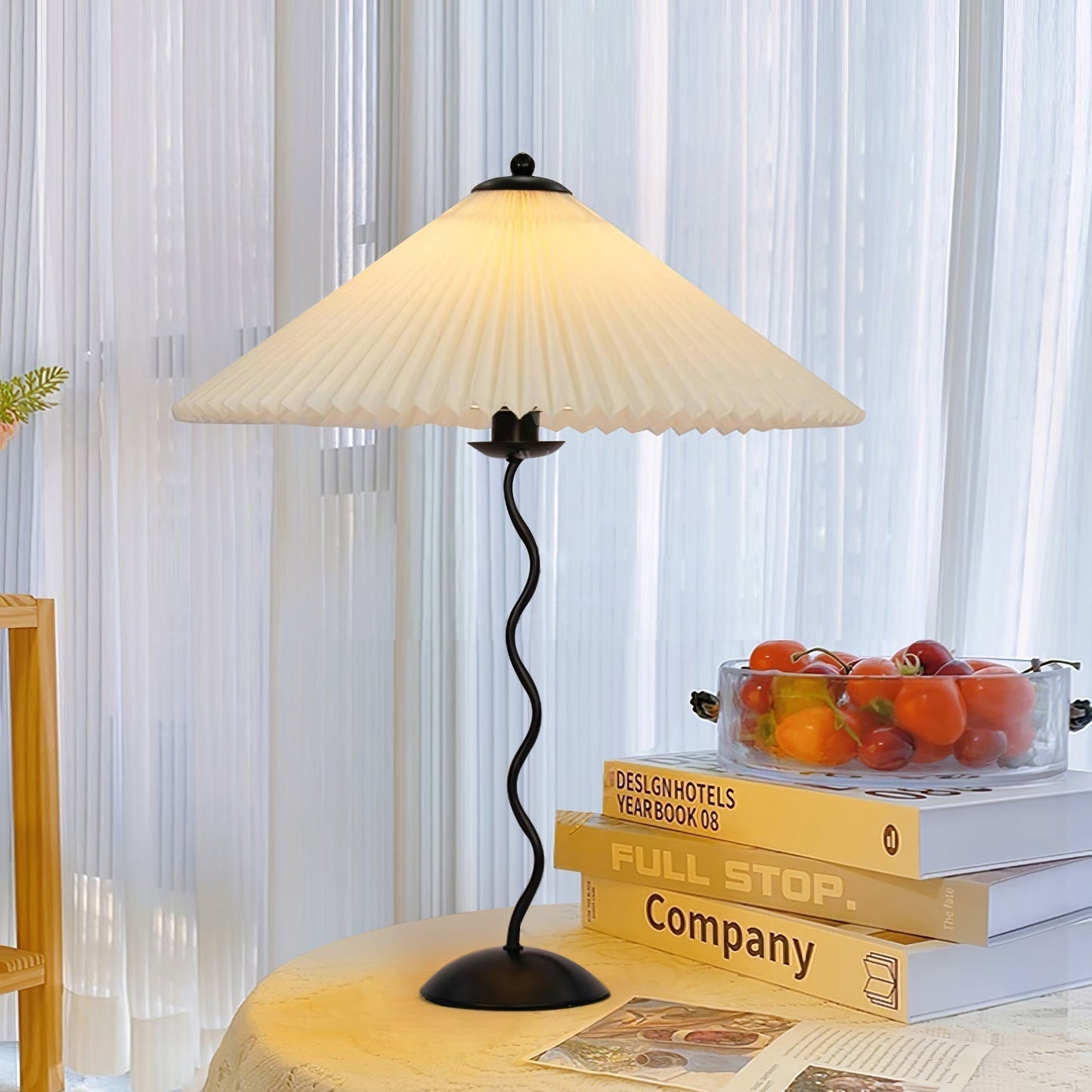 Tischlampe mit Plissiertem Stoffschirm
