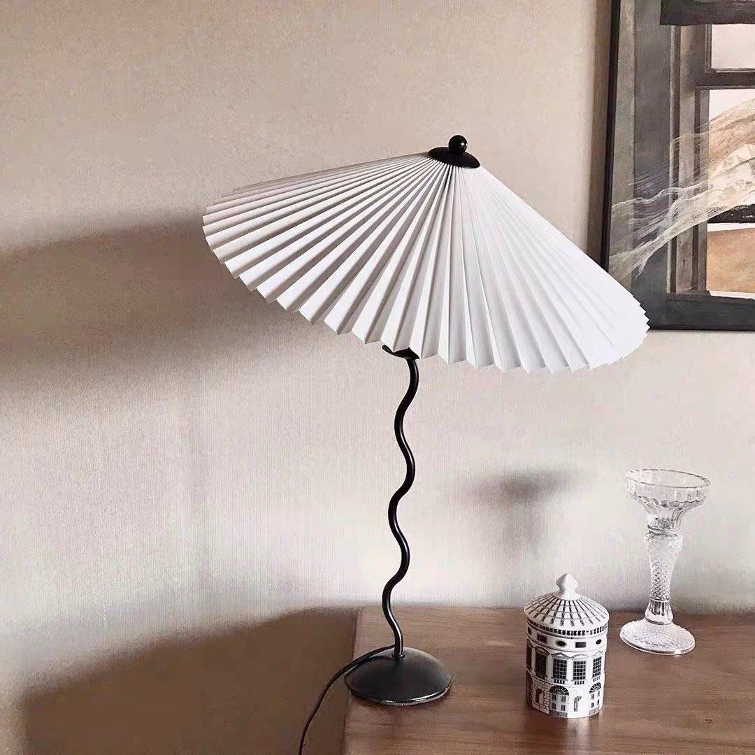 Tischlampe mit Plissiertem Stoffschirm