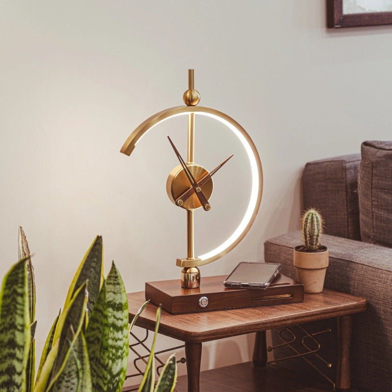 LED-Tischlampe mit Uhr – Kabelloser Ladebereich inklusive