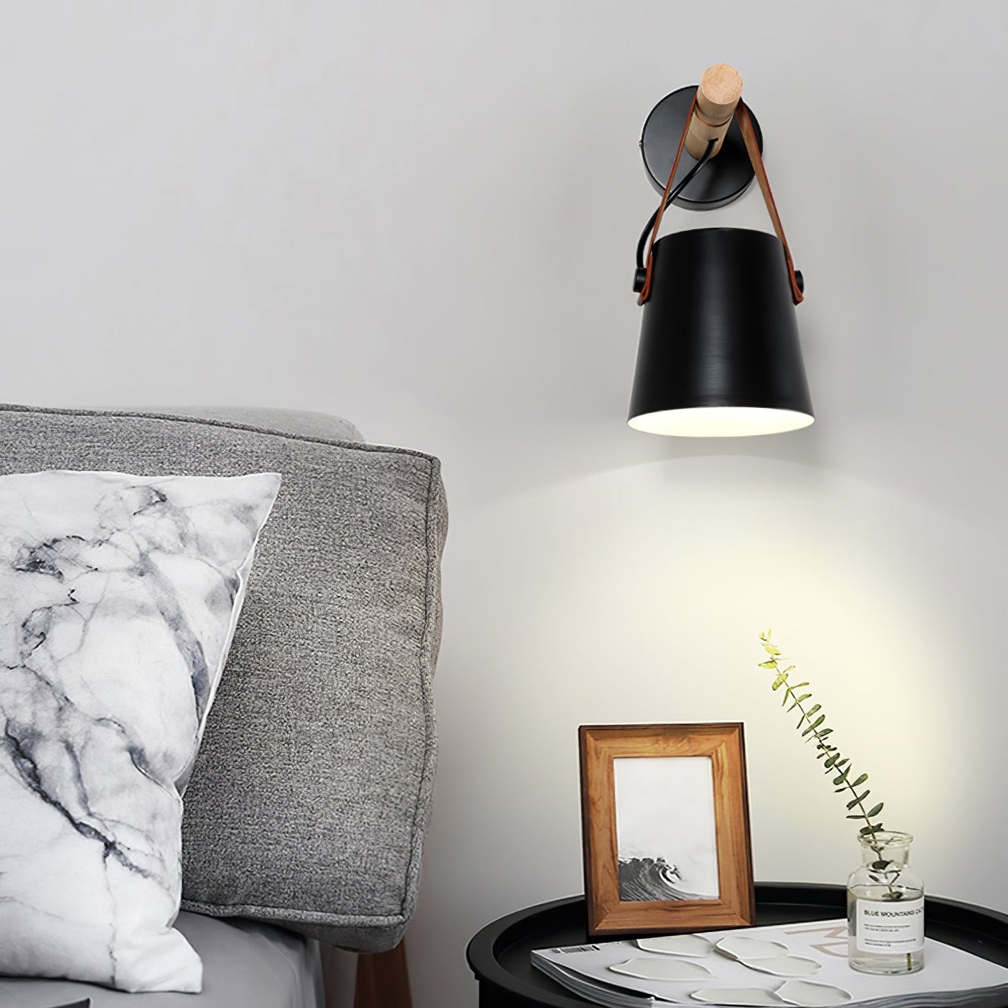 Minimalistische Holz-Wandleuchte kegelförmig