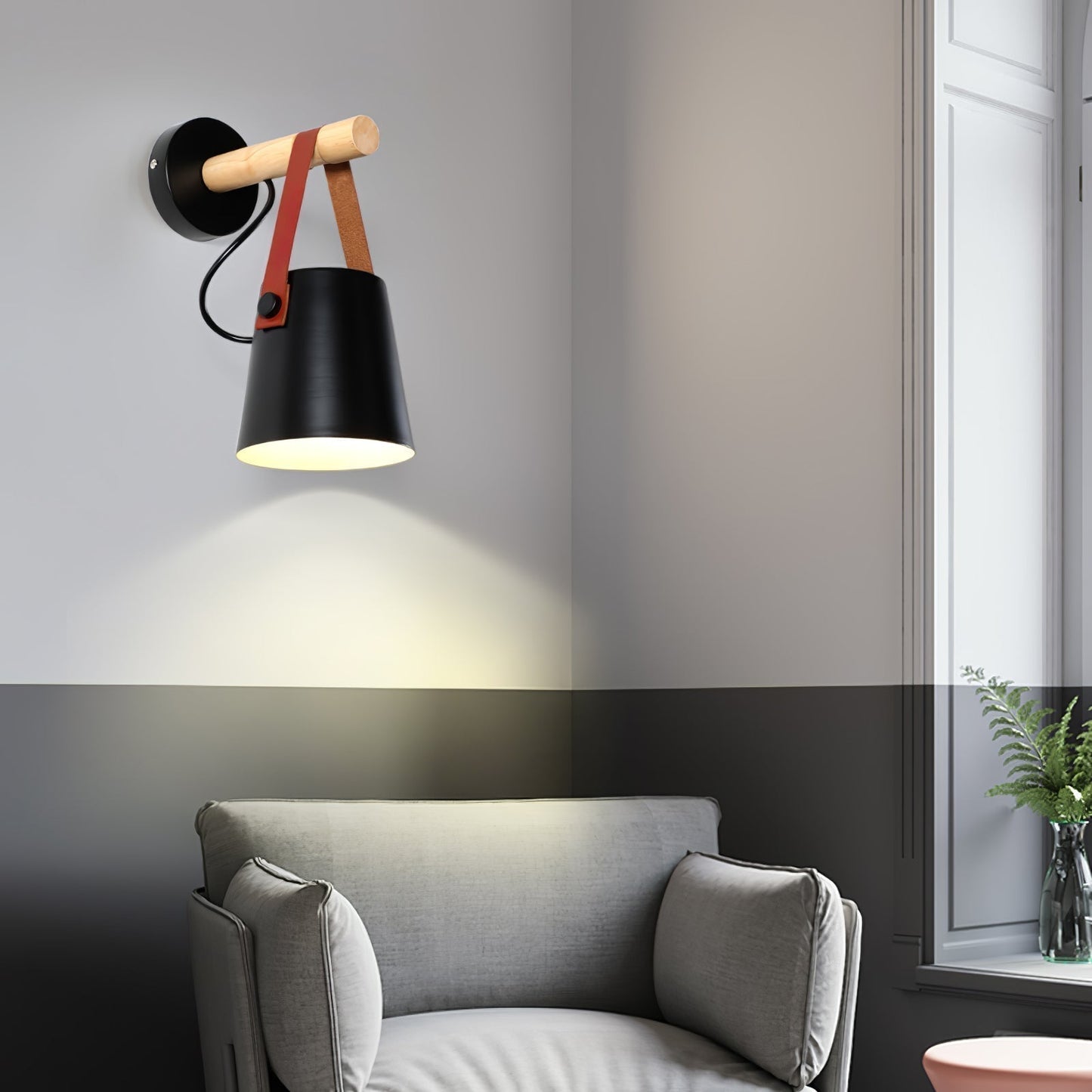 Minimalistische Holz-Wandleuchte kegelförmig