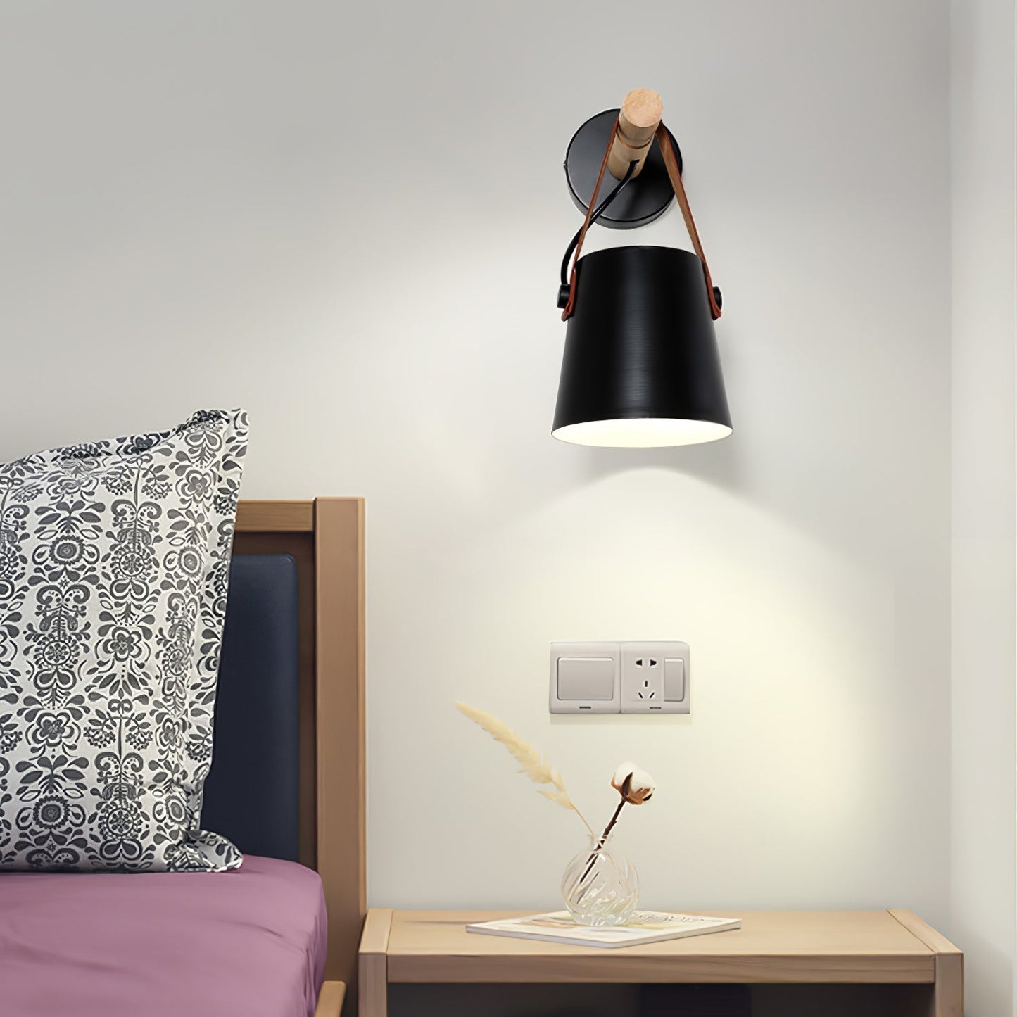 Minimalistische Holz-Wandleuchte kegelförmig