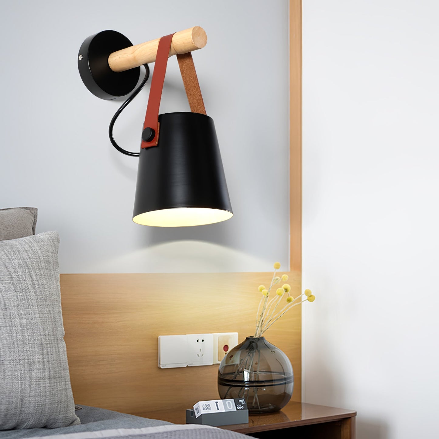 Minimalistische Holz-Wandleuchte kegelförmig