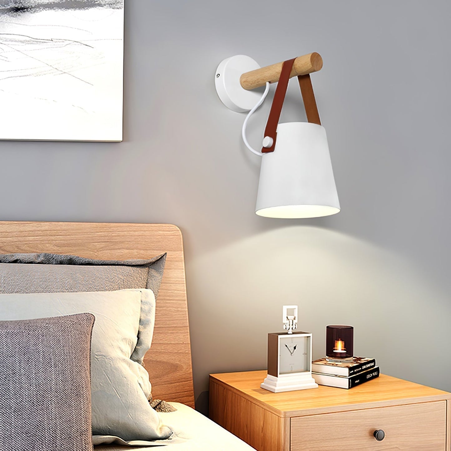 Minimalistische Holz-Wandleuchte kegelförmig