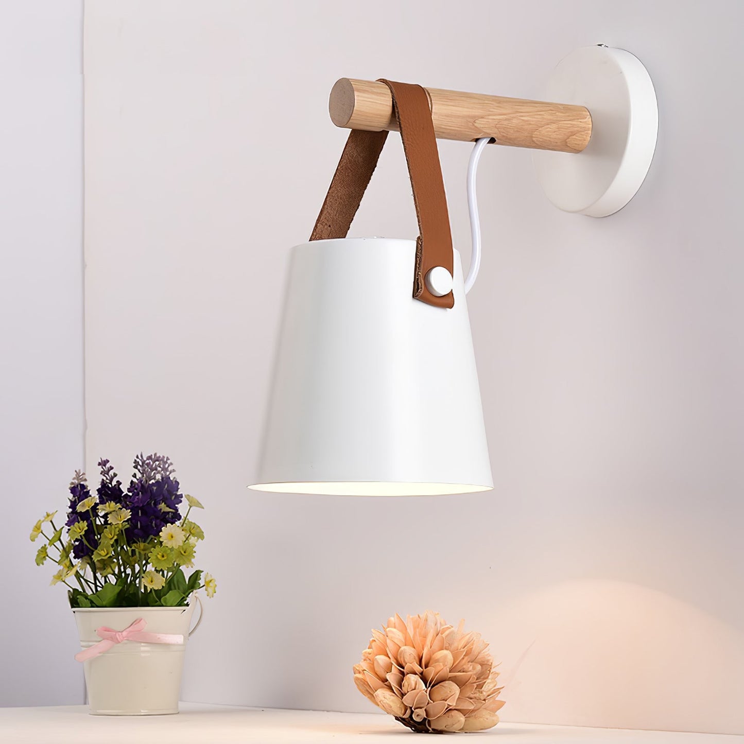 Minimalistische Holz-Wandleuchte kegelförmig