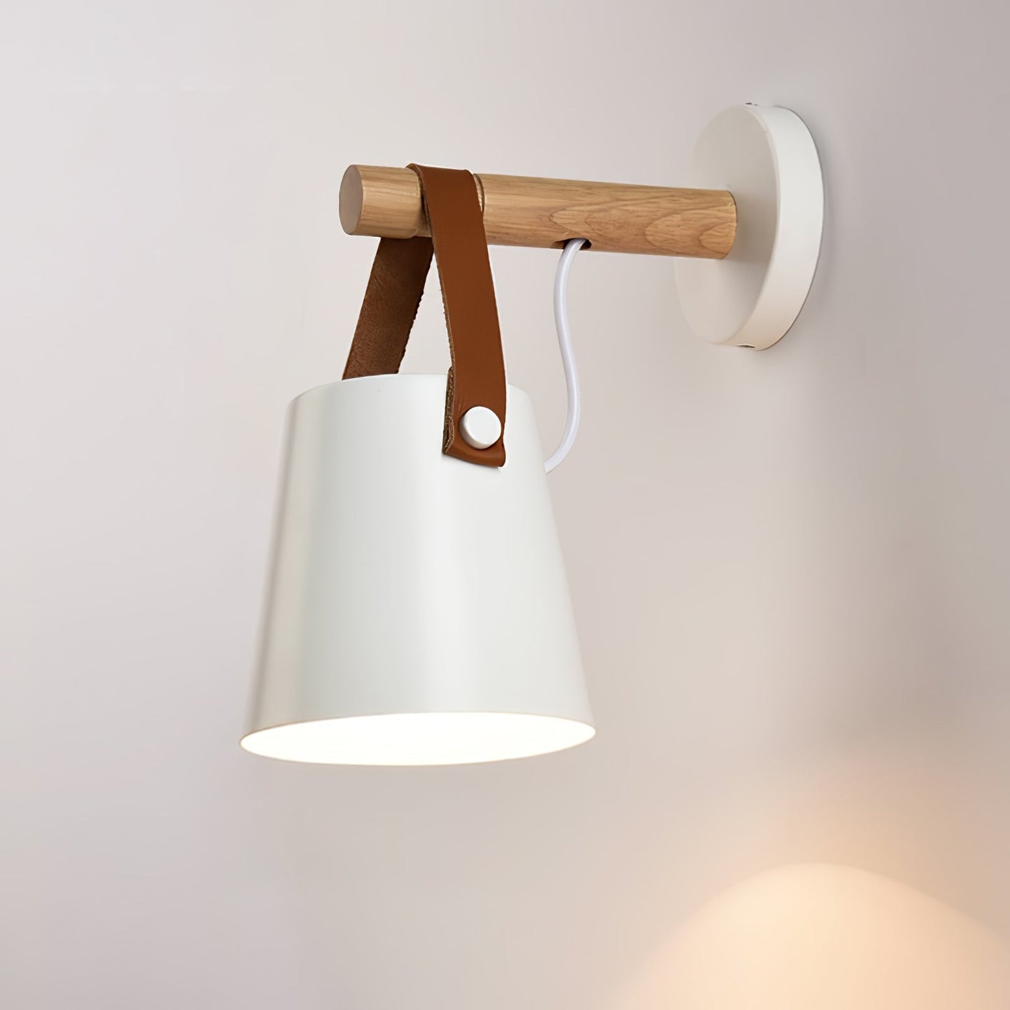 Minimalistische Holz-Wandleuchte kegelförmig