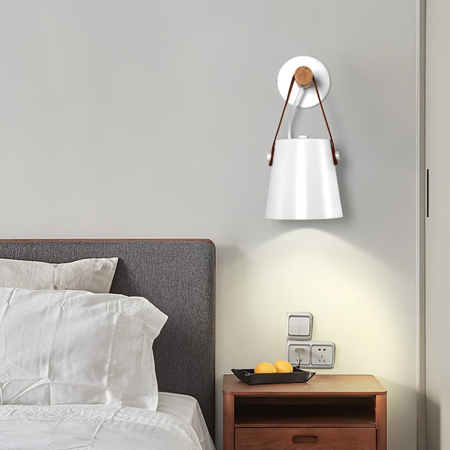 Minimalistische Holz-Wandleuchte kegelförmig