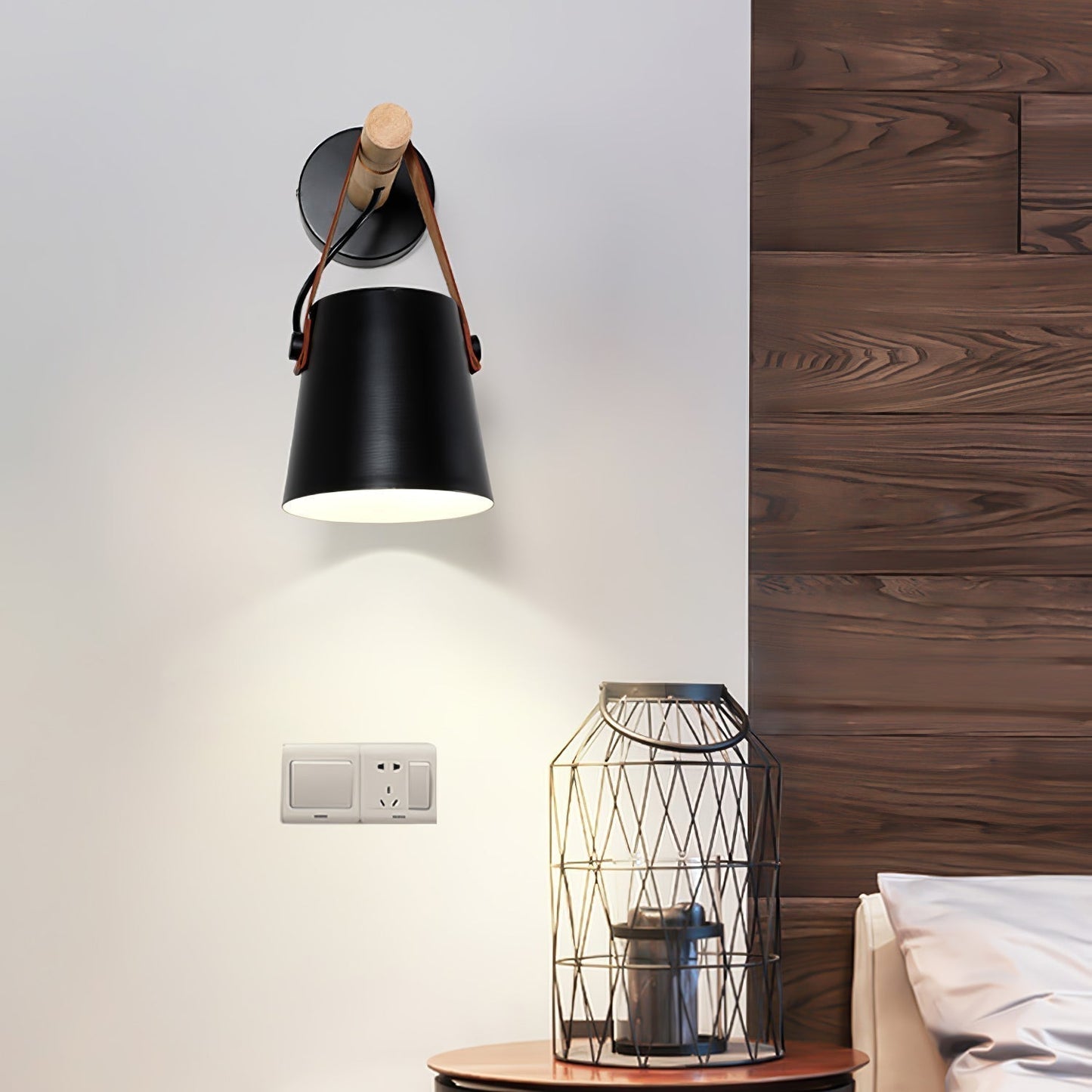 Minimalistische Holz-Wandleuchte kegelförmig
