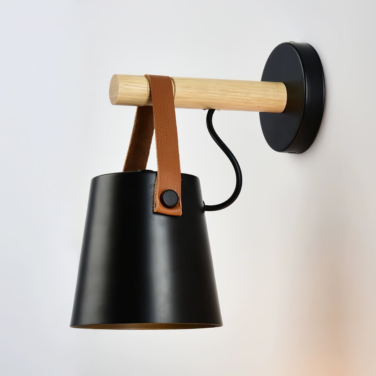 Minimalistische Holz-Wandleuchte kegelförmig