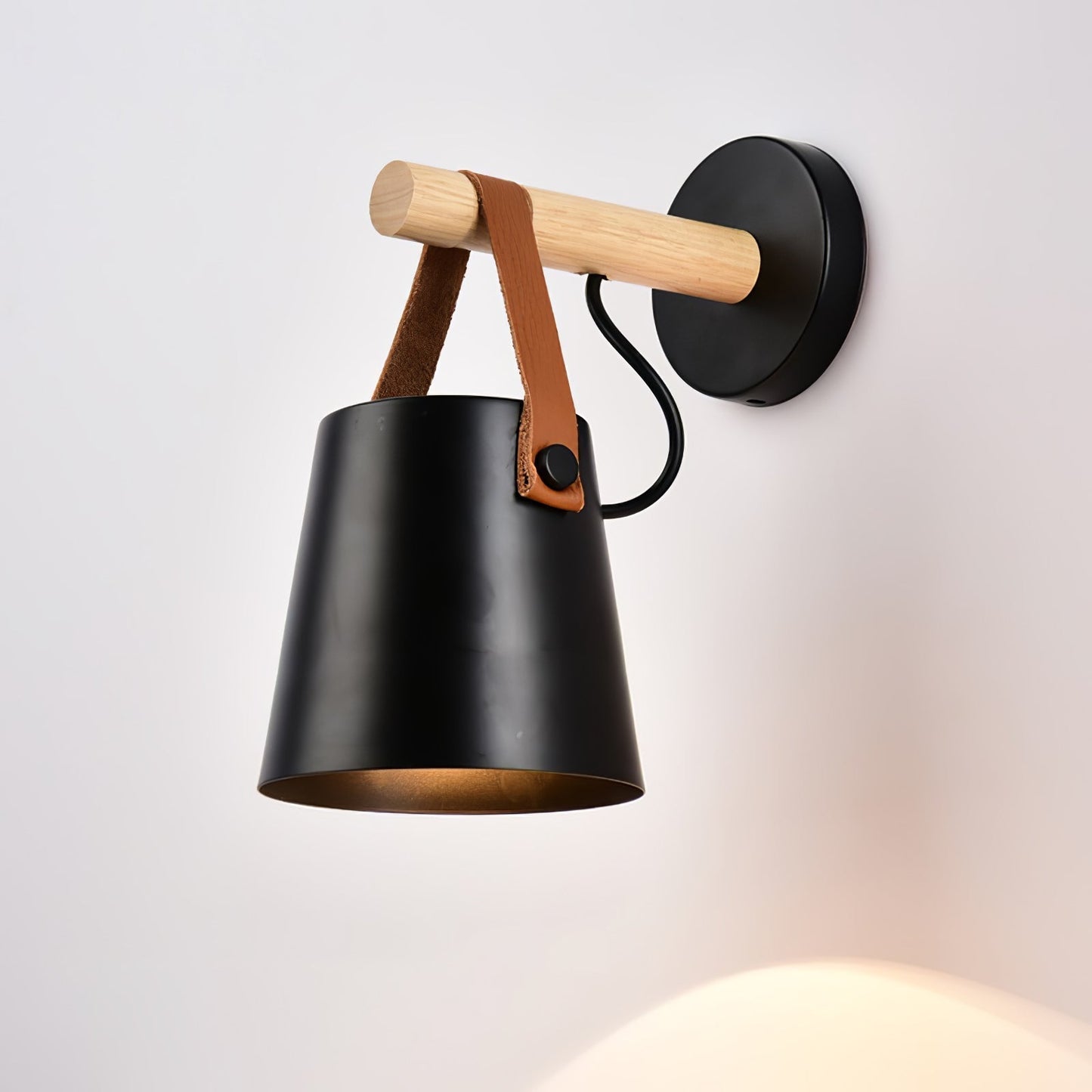Minimalistische Holz-Wandleuchte kegelförmig