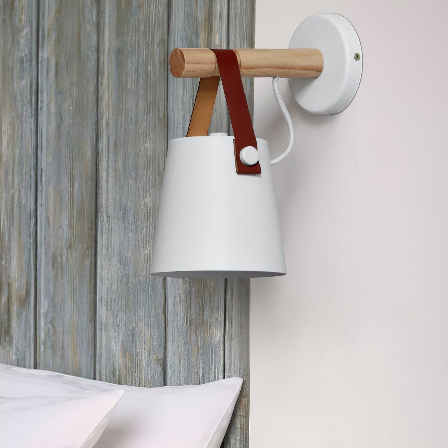 Minimalistische Holz-Wandleuchte kegelförmig