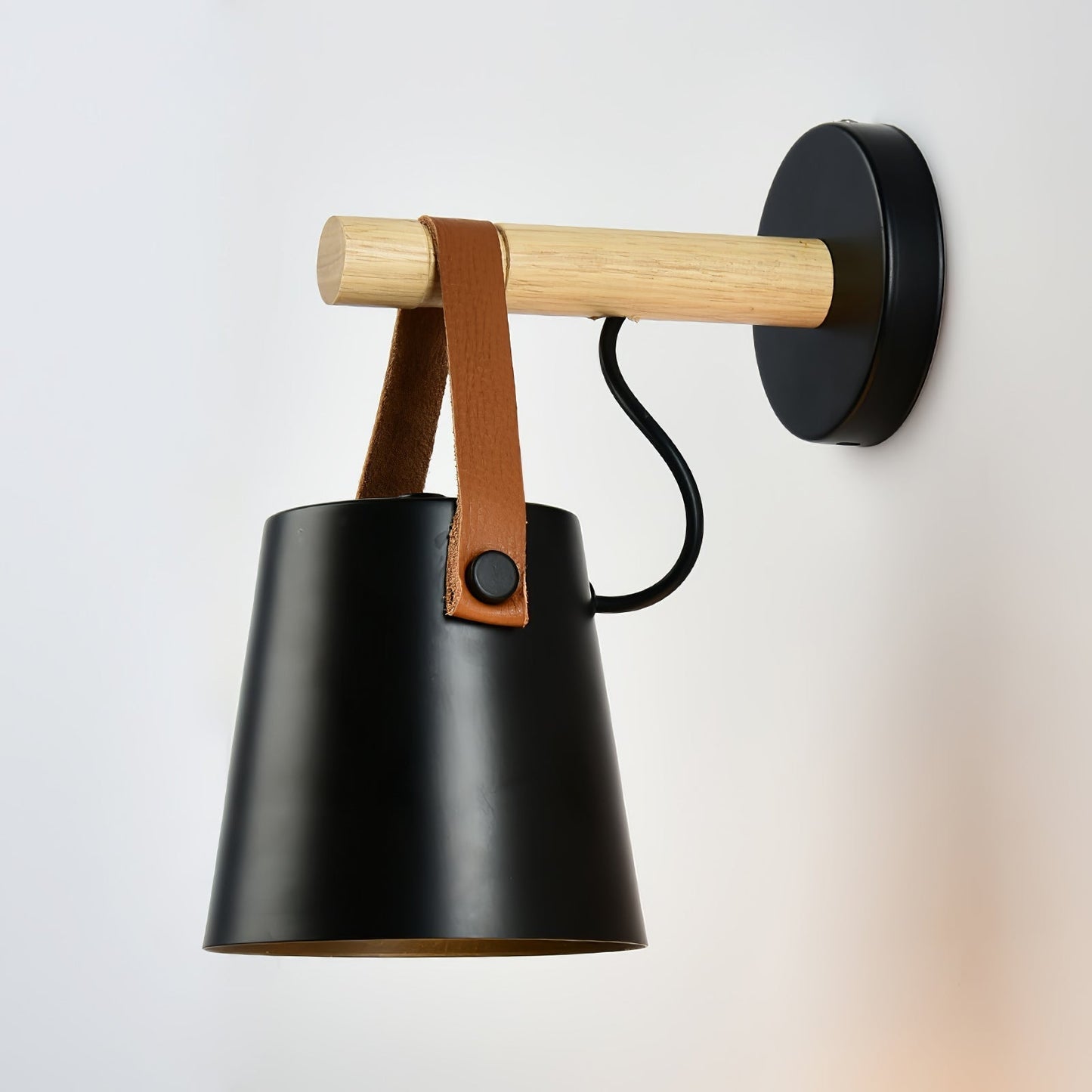 Minimalistische Holz-Wandleuchte kegelförmig
