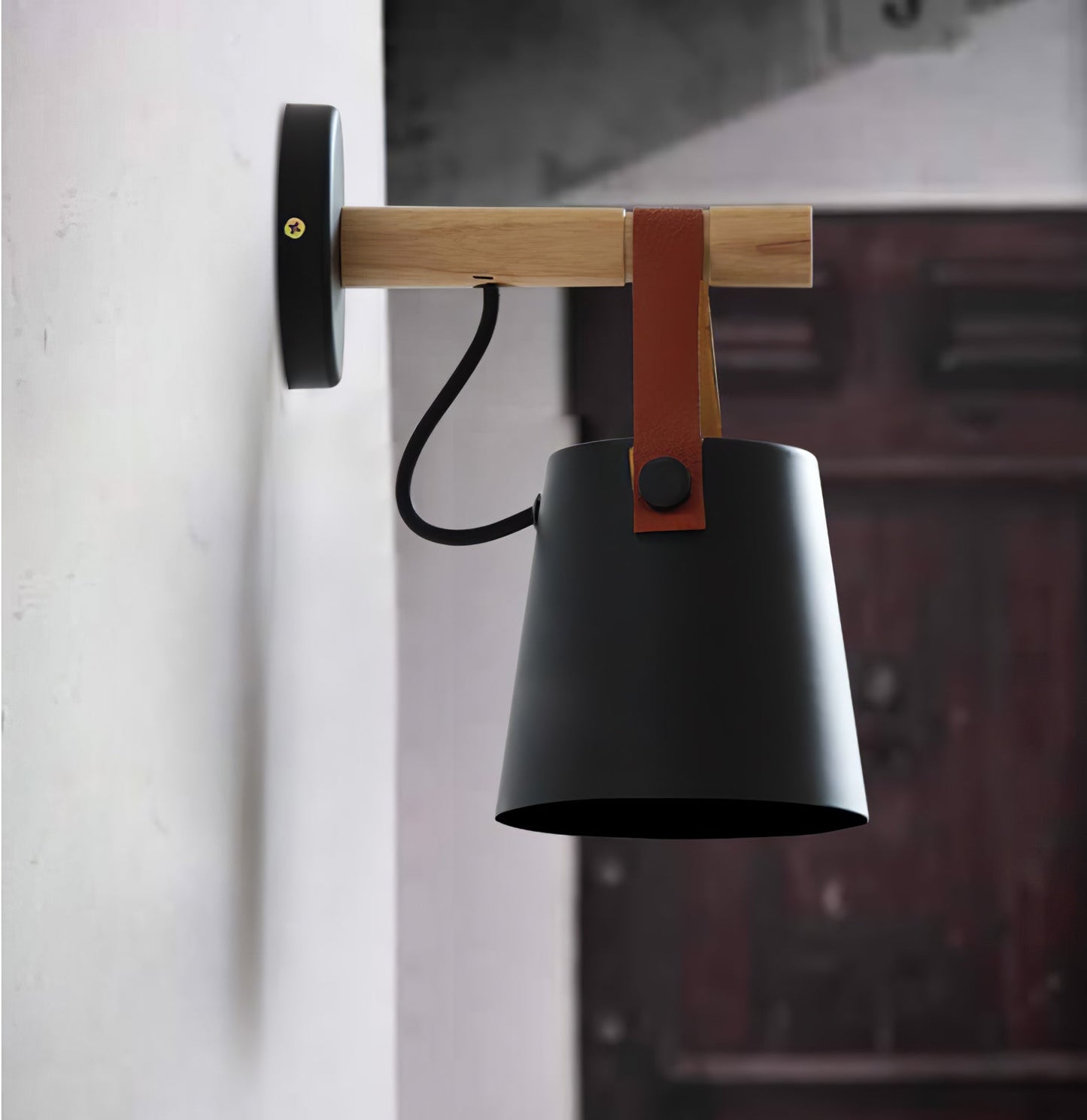 Minimalistische Holz-Wandleuchte kegelförmig
