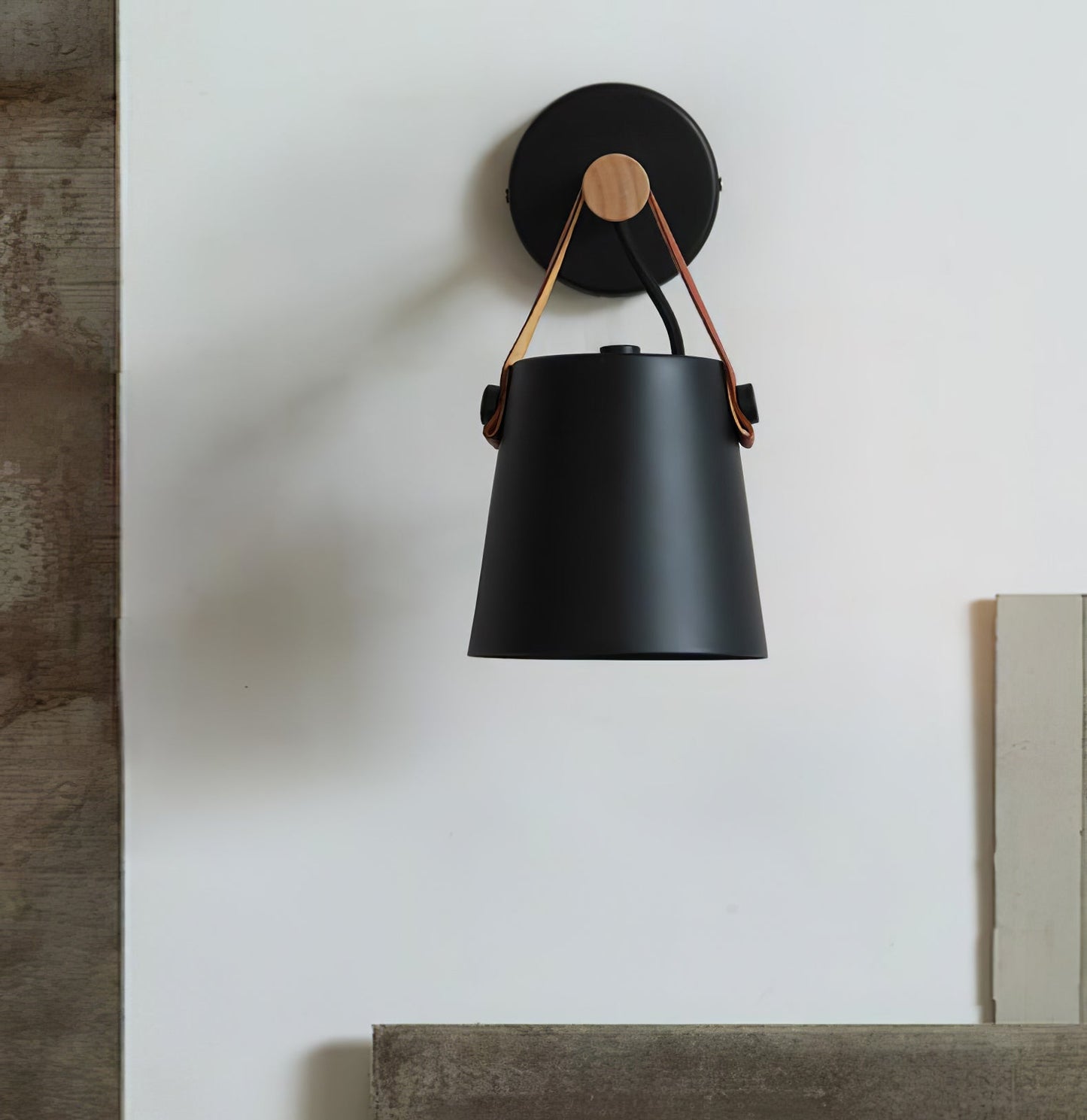 Minimalistische Holz-Wandleuchte kegelförmig