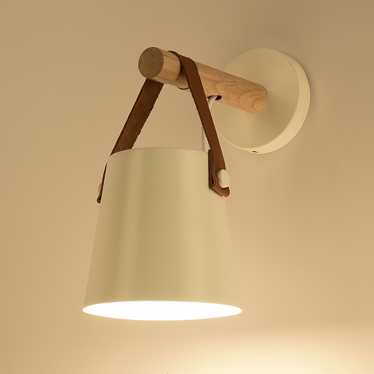 Minimalistische Holz-Wandleuchte kegelförmig