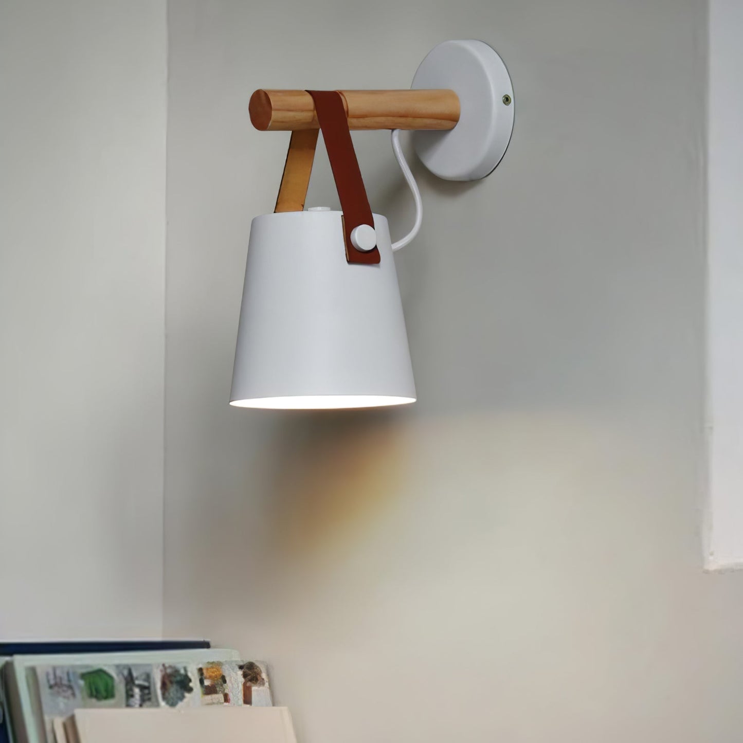 Minimalistische Holz-Wandleuchte kegelförmig