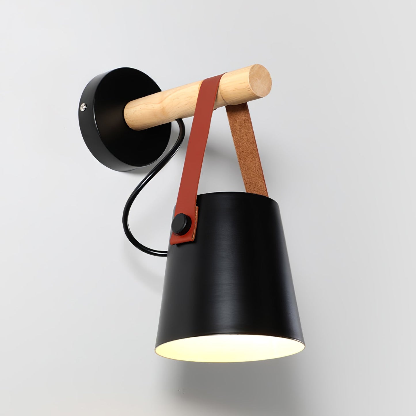 Minimalistische Holz-Wandleuchte kegelförmig