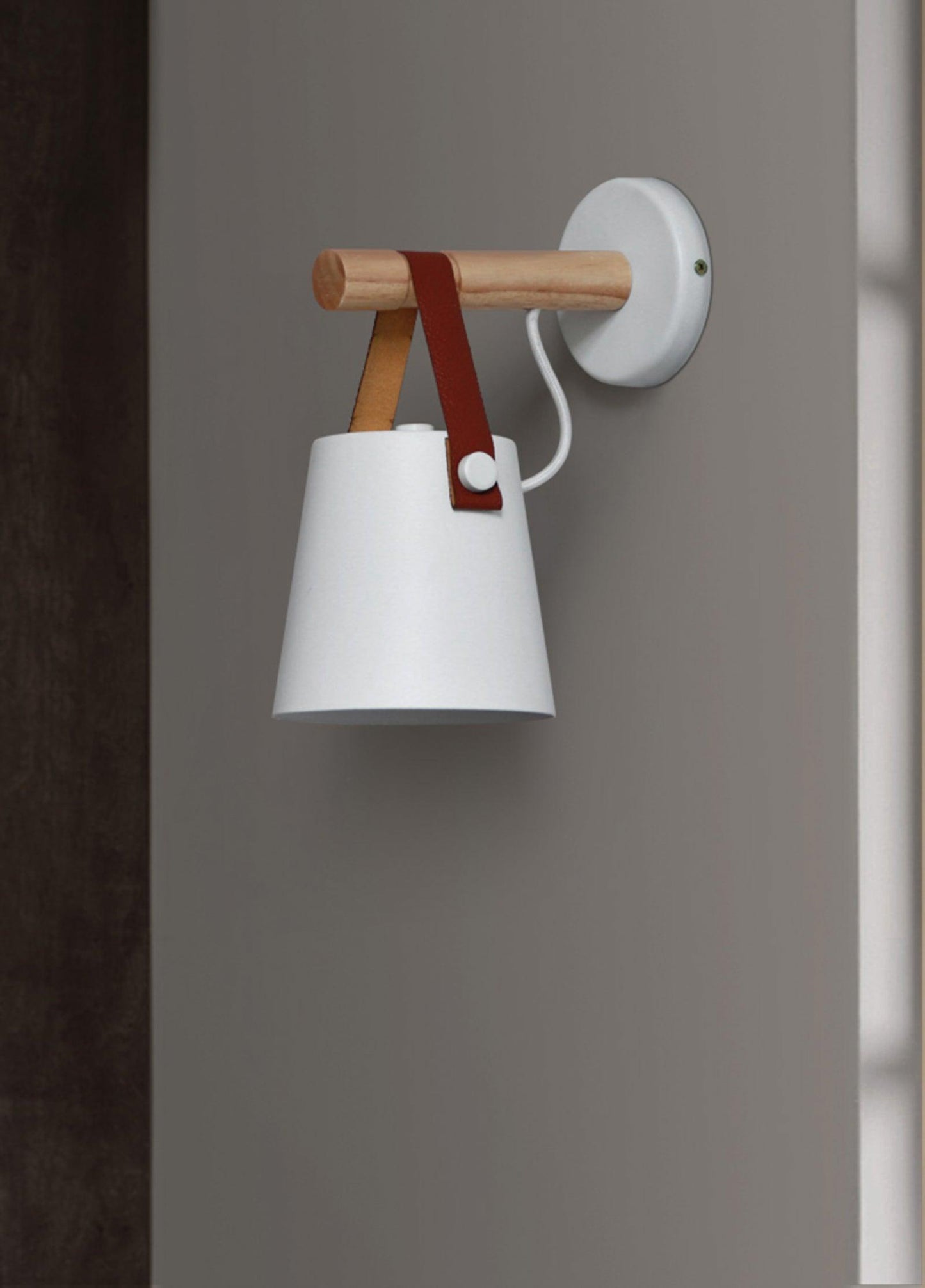 Minimalistische Holz-Wandleuchte kegelförmig
