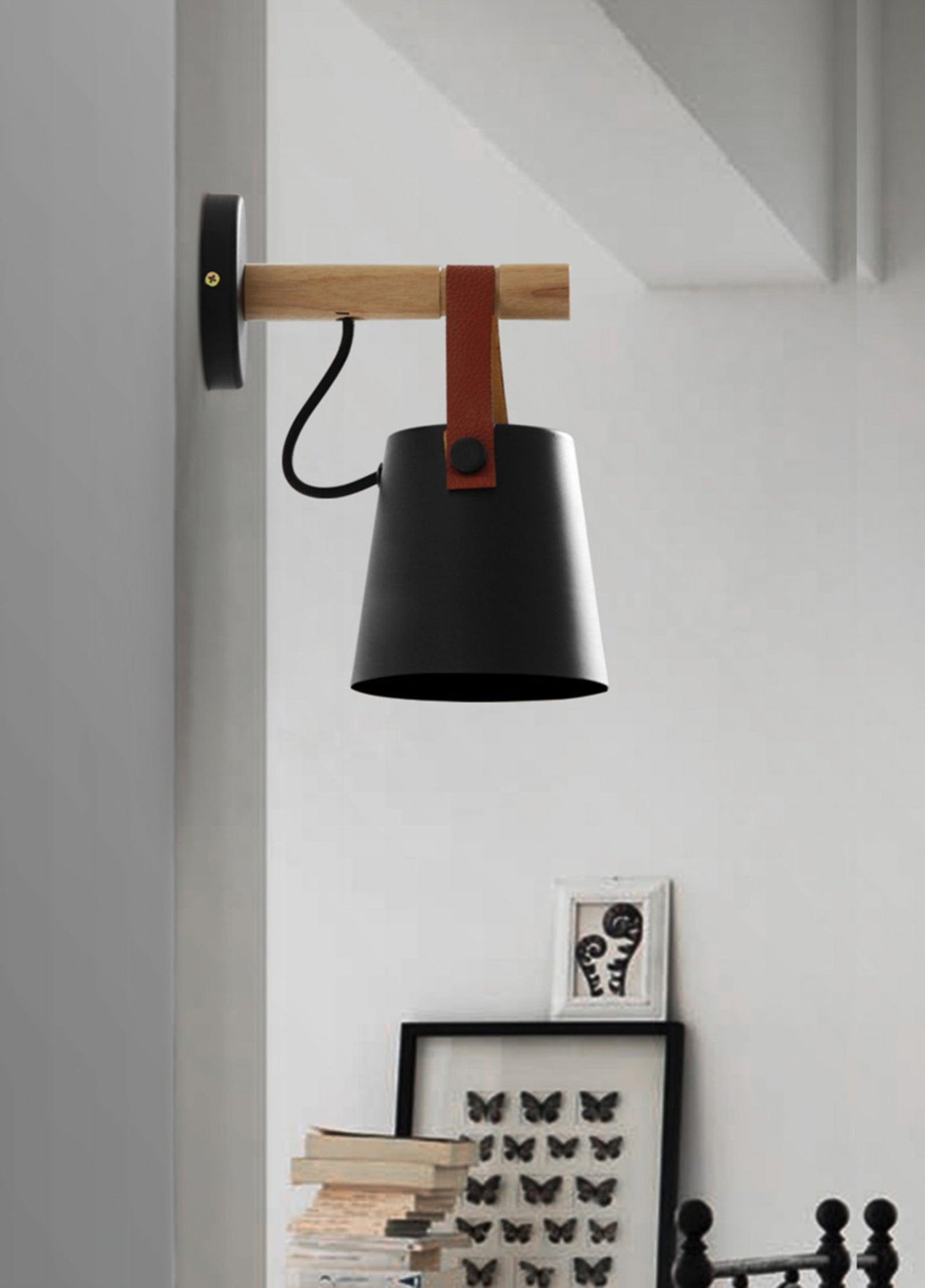 Minimalistische Holz-Wandleuchte kegelförmig