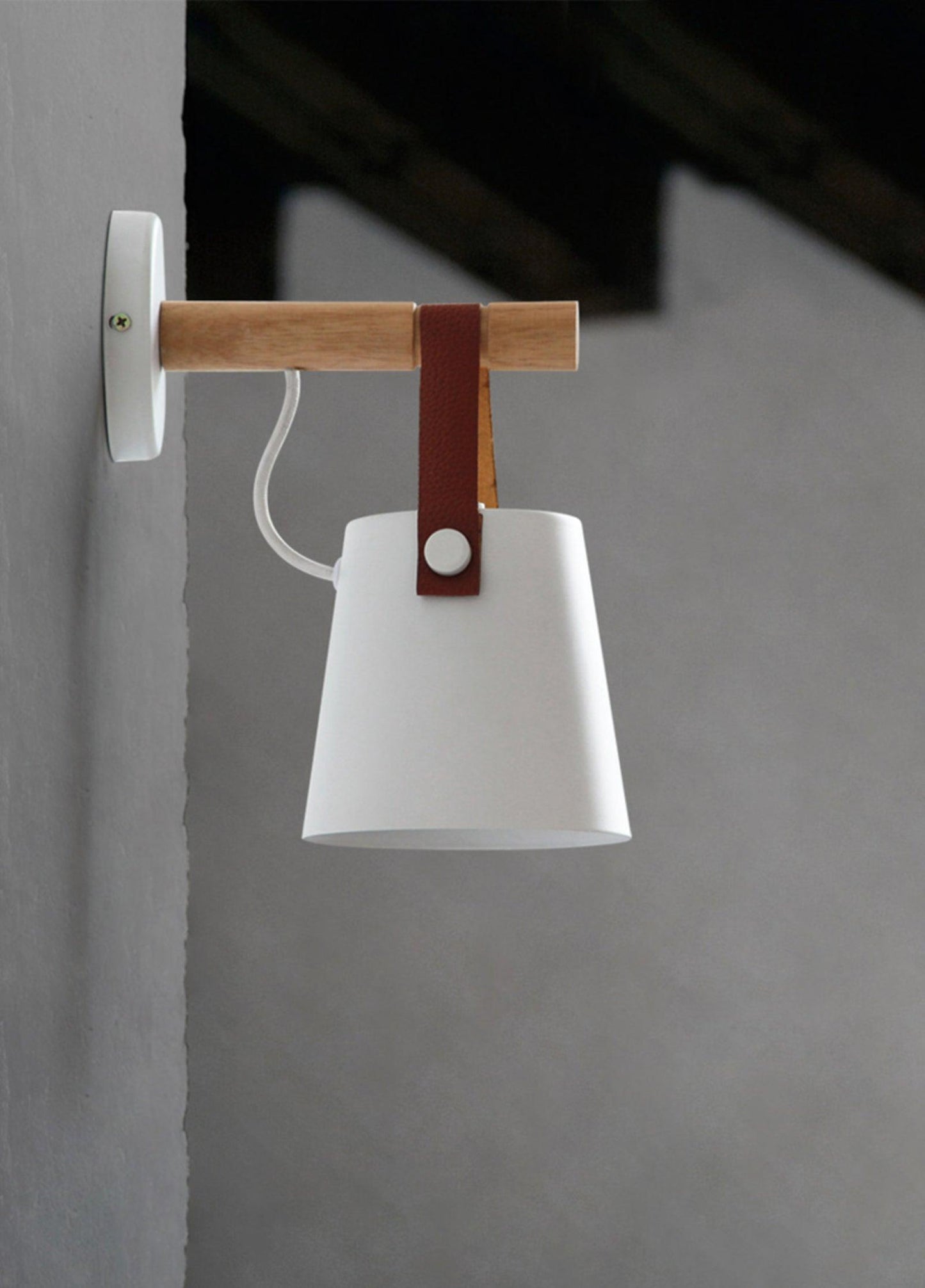 Minimalistische Holz-Wandleuchte kegelförmig