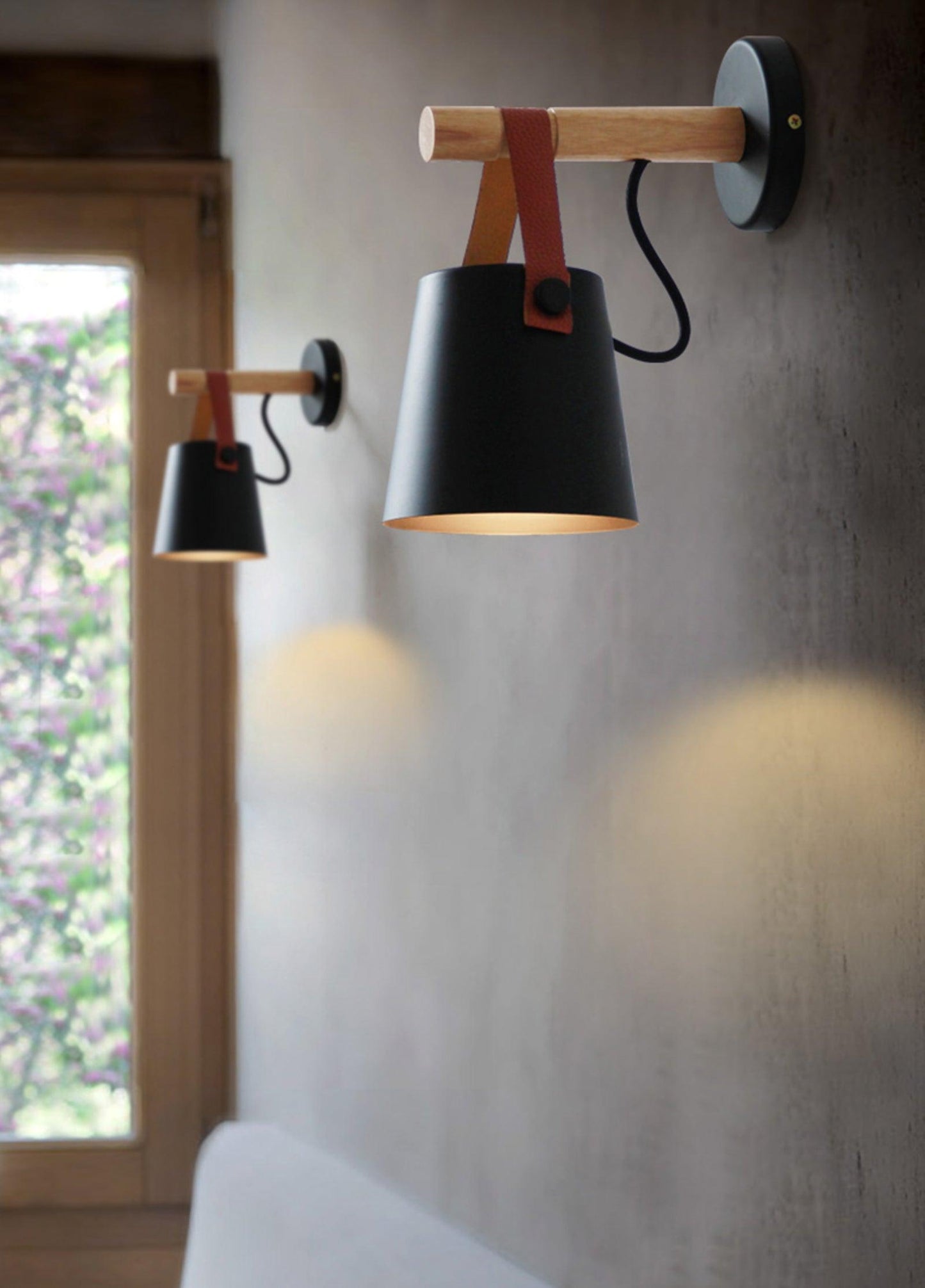 Minimalistische Holz-Wandleuchte kegelförmig
