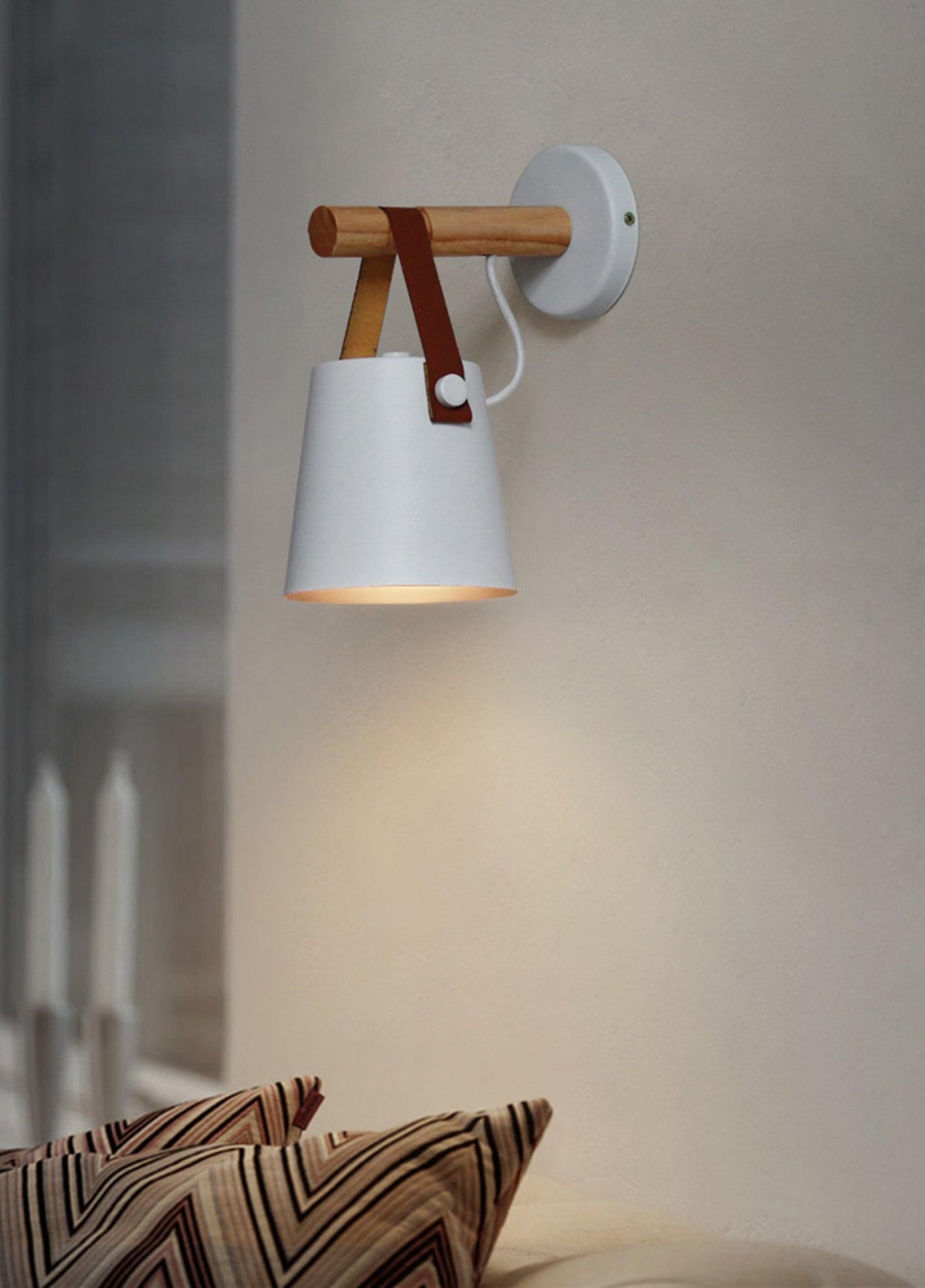 Minimalistische Holz-Wandleuchte kegelförmig