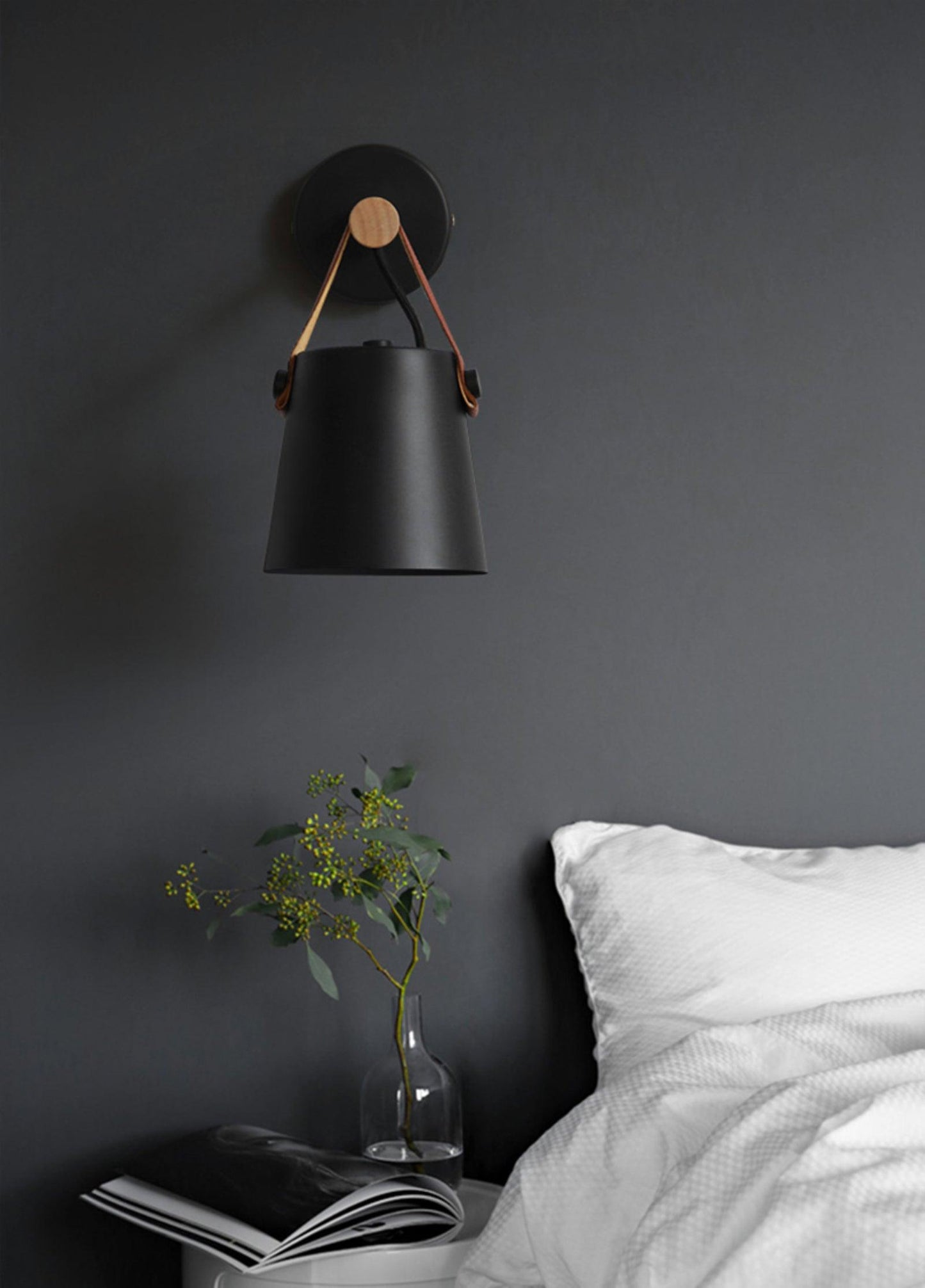 Minimalistische Holz-Wandleuchte kegelförmig