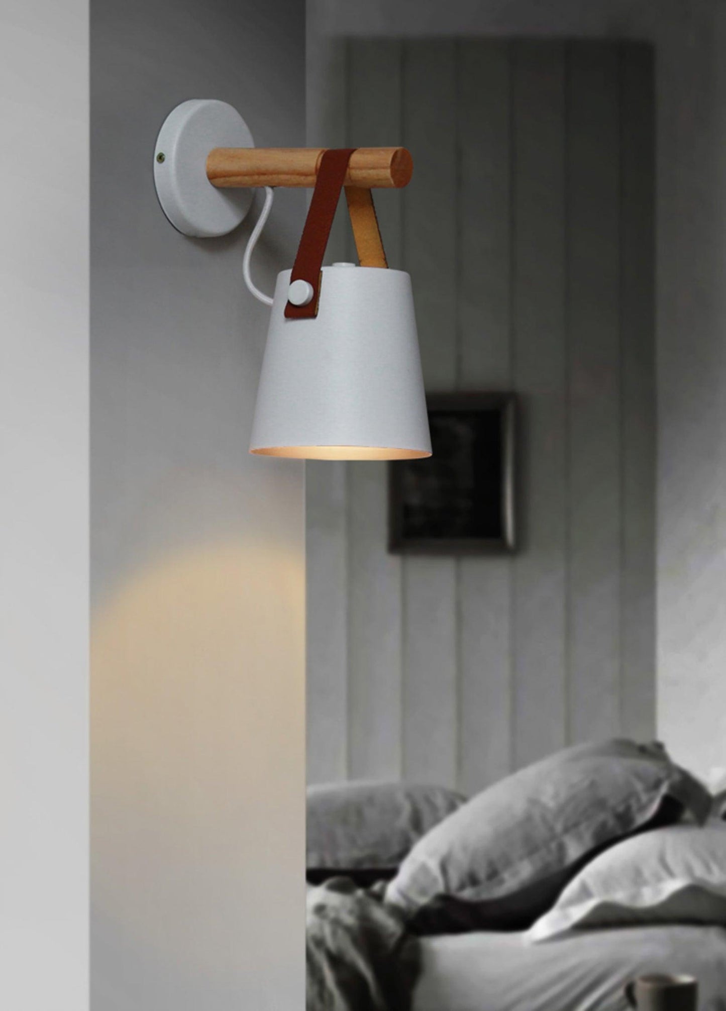 Minimalistische Holz-Wandleuchte kegelförmig