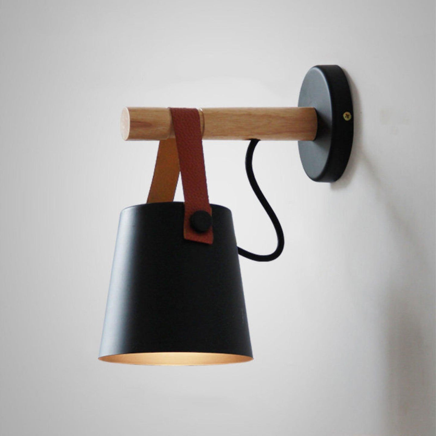 Minimalistische Holz-Wandleuchte kegelförmig