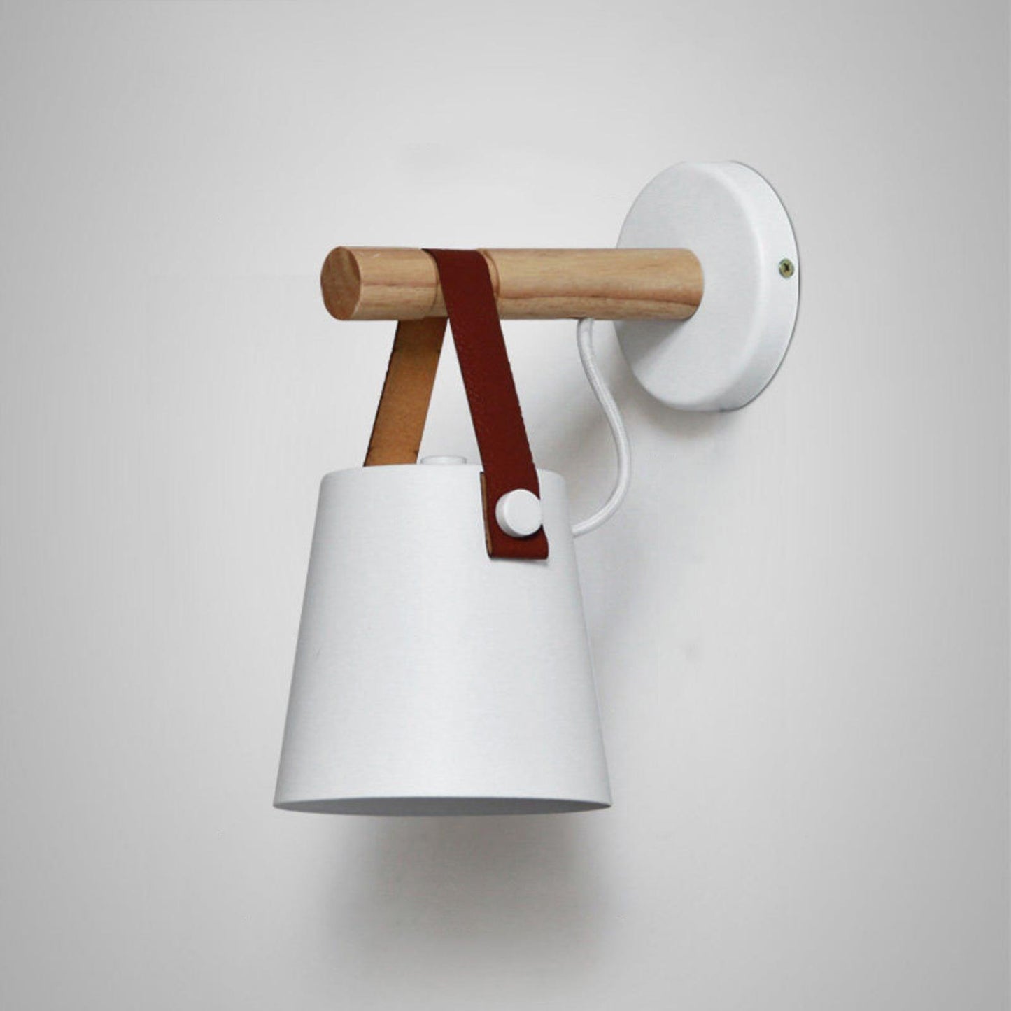 Minimalistische Holz-Wandleuchte kegelförmig