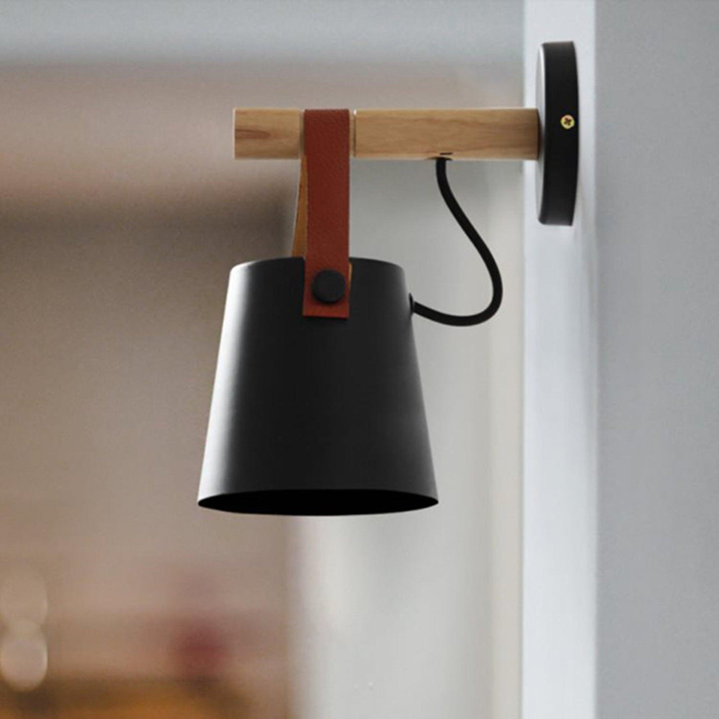 Minimalistische Holz-Wandleuchte kegelförmig
