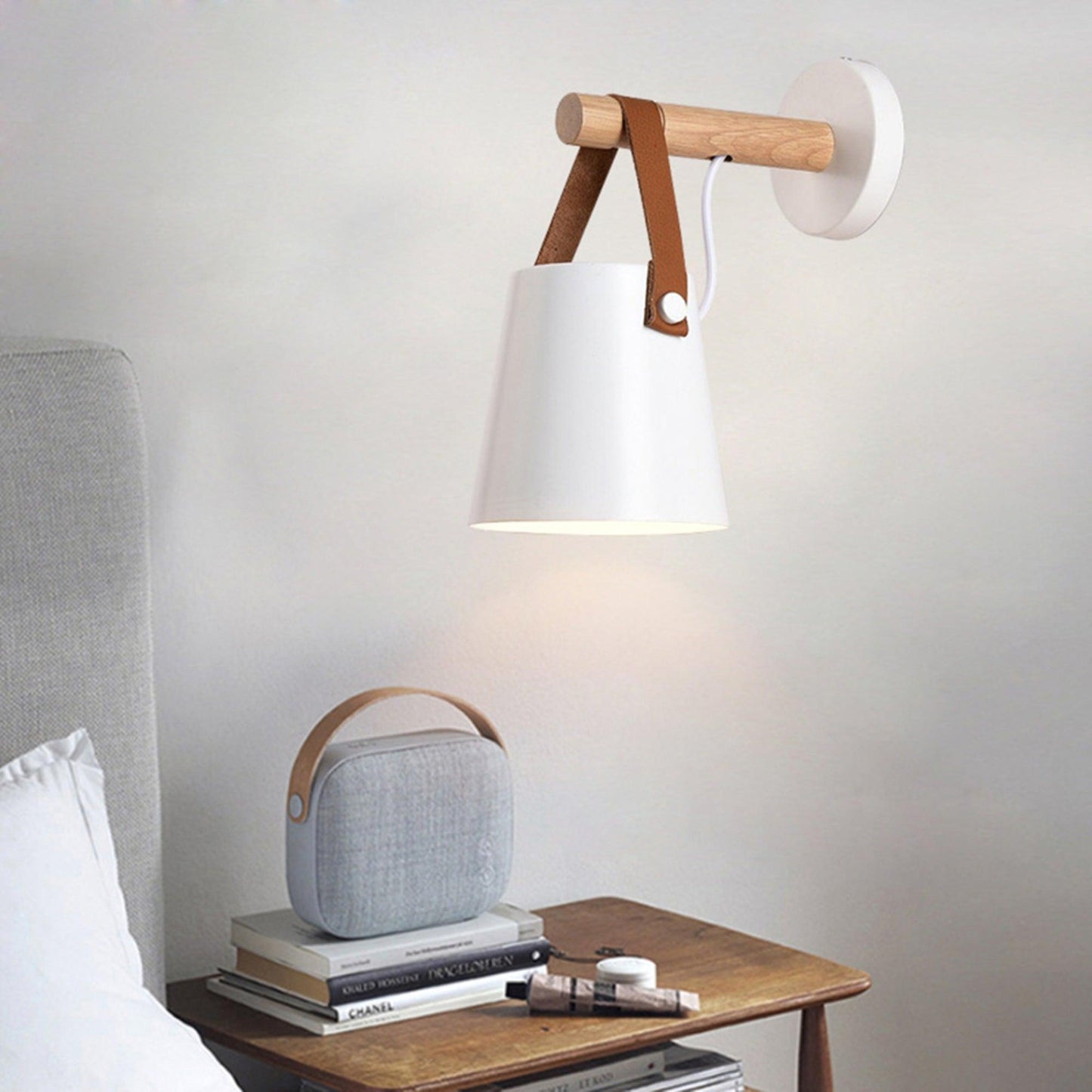 Minimalistische Holz-Wandleuchte kegelförmig