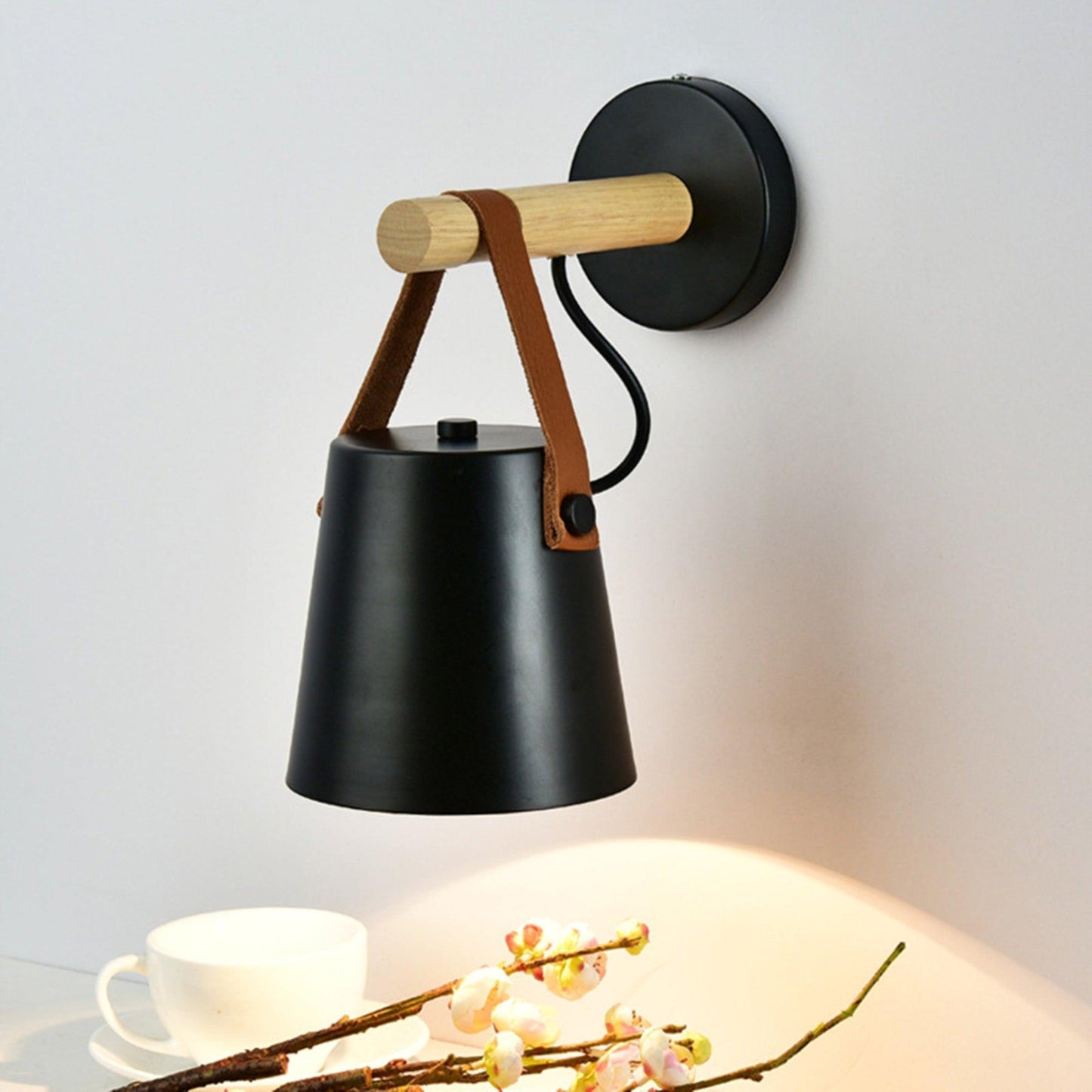 Minimalistische Holz-Wandleuchte kegelförmig