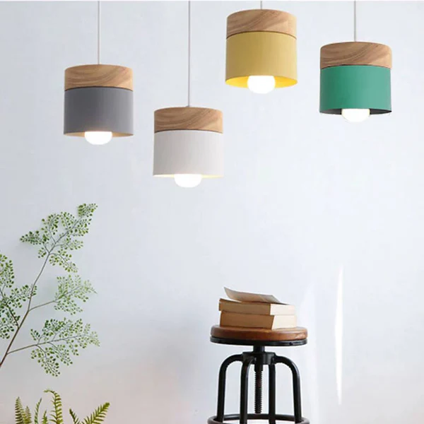 Moderne Pendelleuchte aus Holz