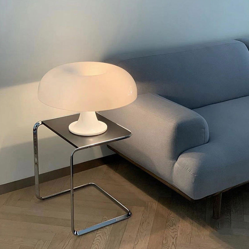 Minimalistische Tischleuchte in Pilzform