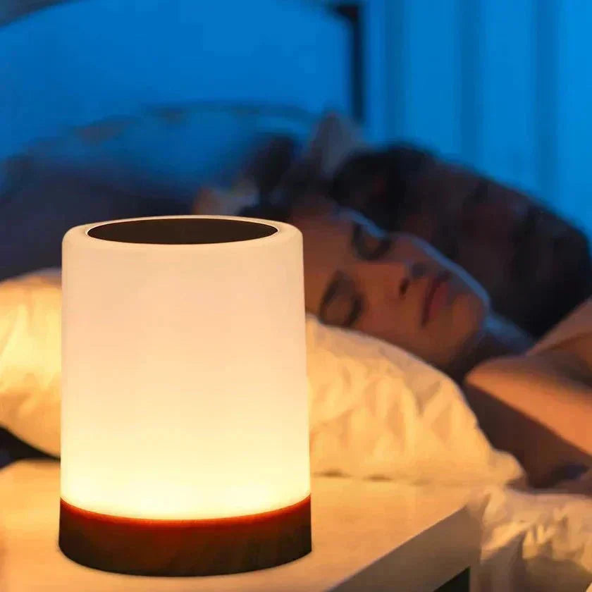 Zylindrische Lampe mit Holzfuß