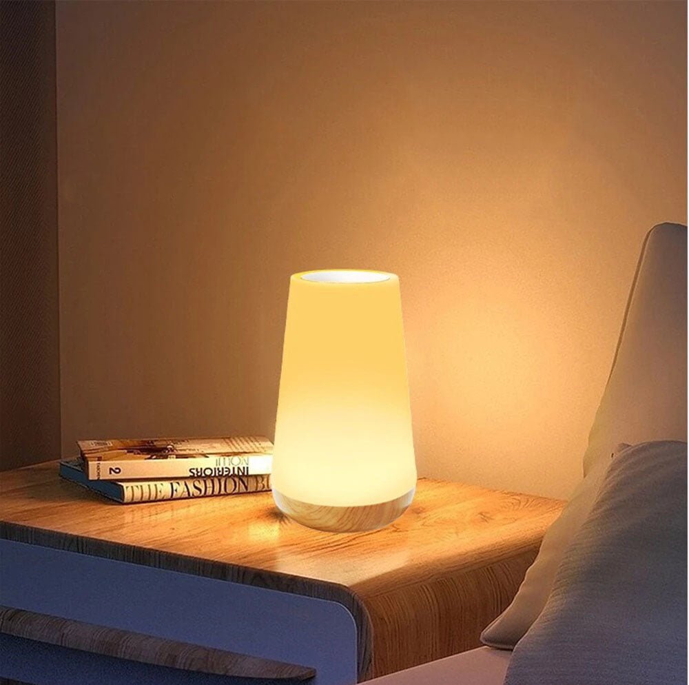 Zylindrische Lampe mit Holzfuß