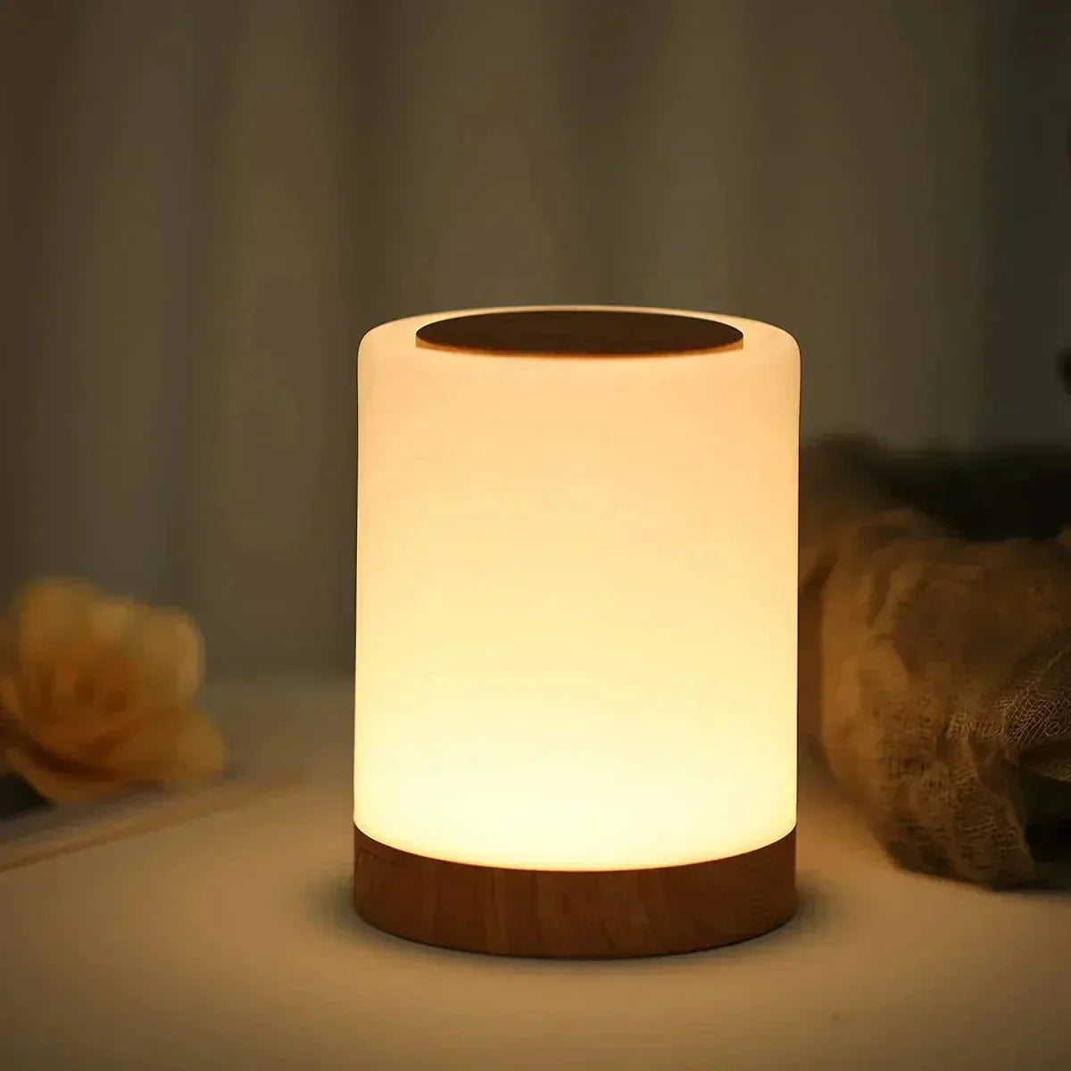 Zylindrische Lampe mit Holzfuß