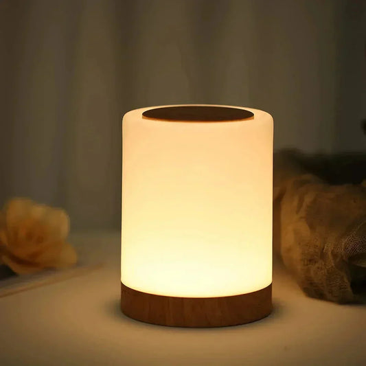 Zylindrische Lampe mit Holzfuß