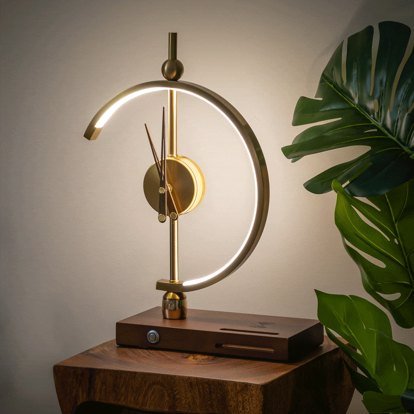 LED-Tischlampe mit Uhr – Kabelloser Ladebereich inklusive