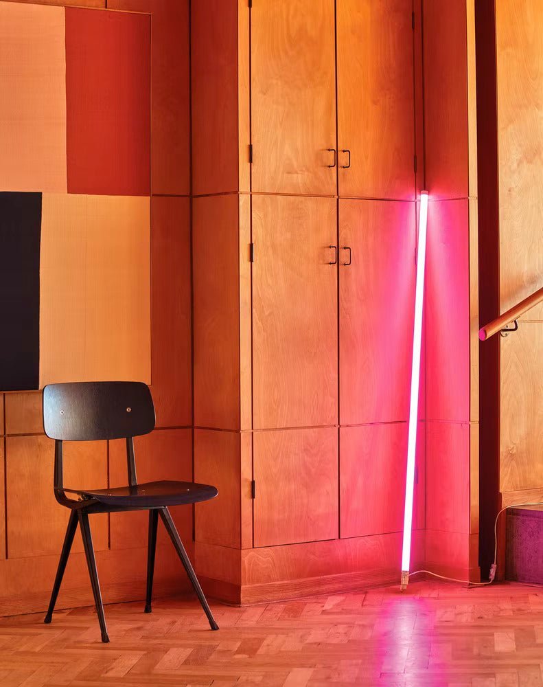 Neon LED Stehlampe – Stylisches Lichtrohr-Design für Wohnräume