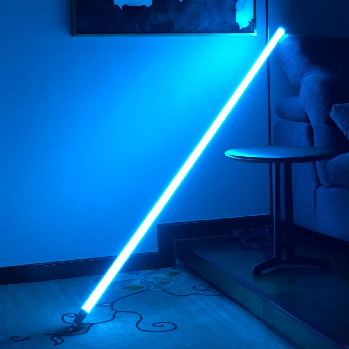 Neon LED Stehlampe – Stylisches Lichtrohr-Design für Wohnräume