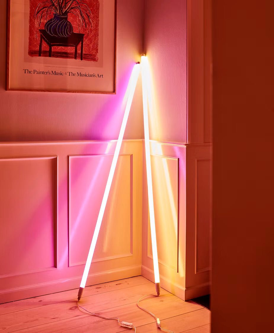 Neon LED Stehlampe – Stylisches Lichtrohr-Design für Wohnräume