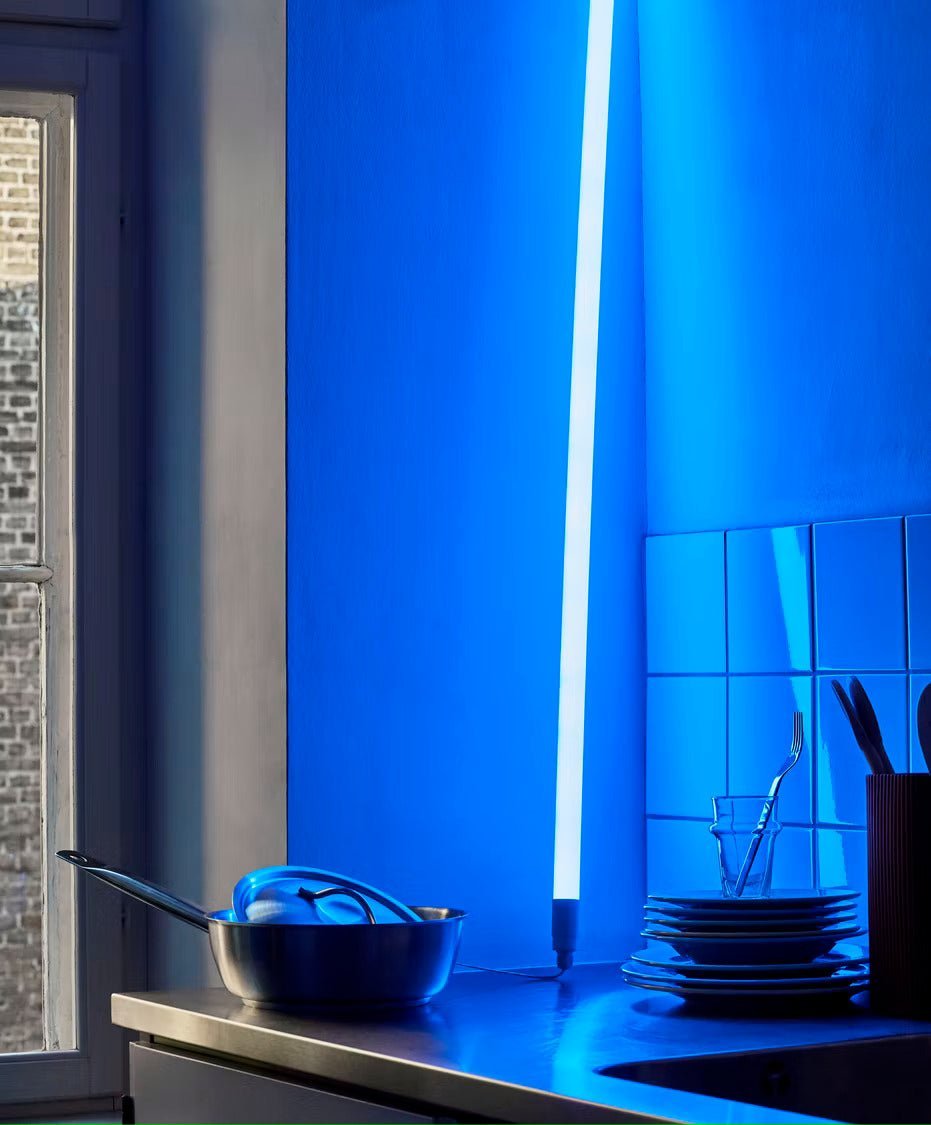 Neon LED Stehlampe – Stylisches Lichtrohr-Design für Wohnräume