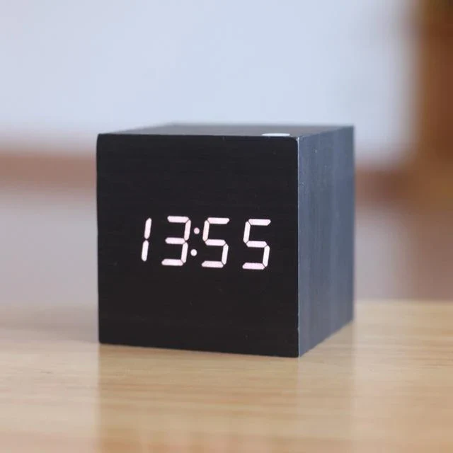 Digitale Holz-Uhr mit LED-Anzeige – Modernes Design für Ihr Zuhause