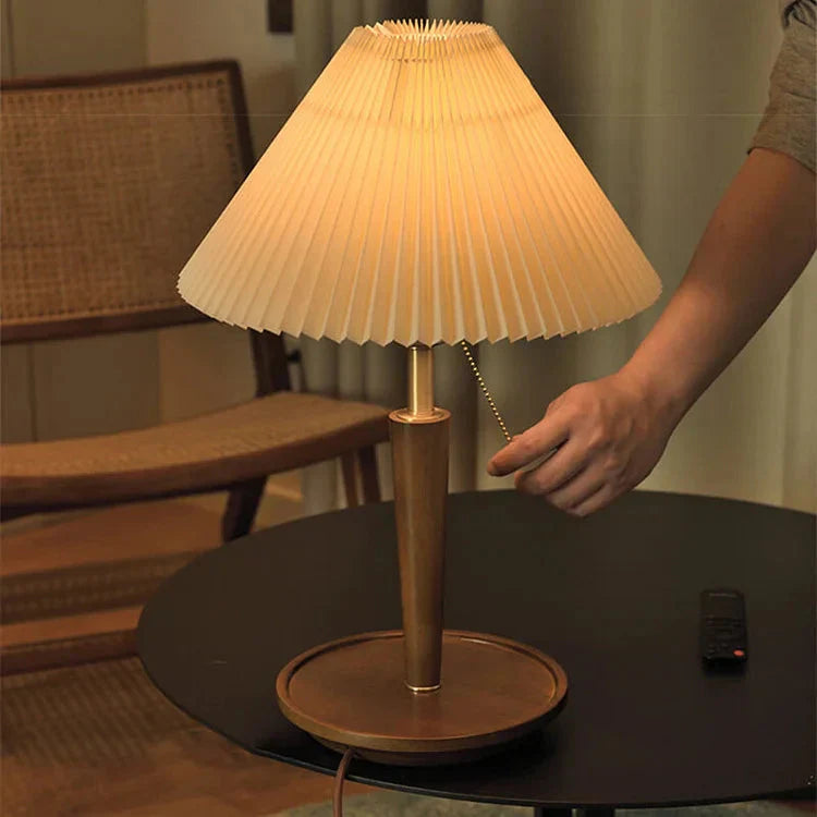 Plissierte Holz-Tischlampe im Vintage-Stil